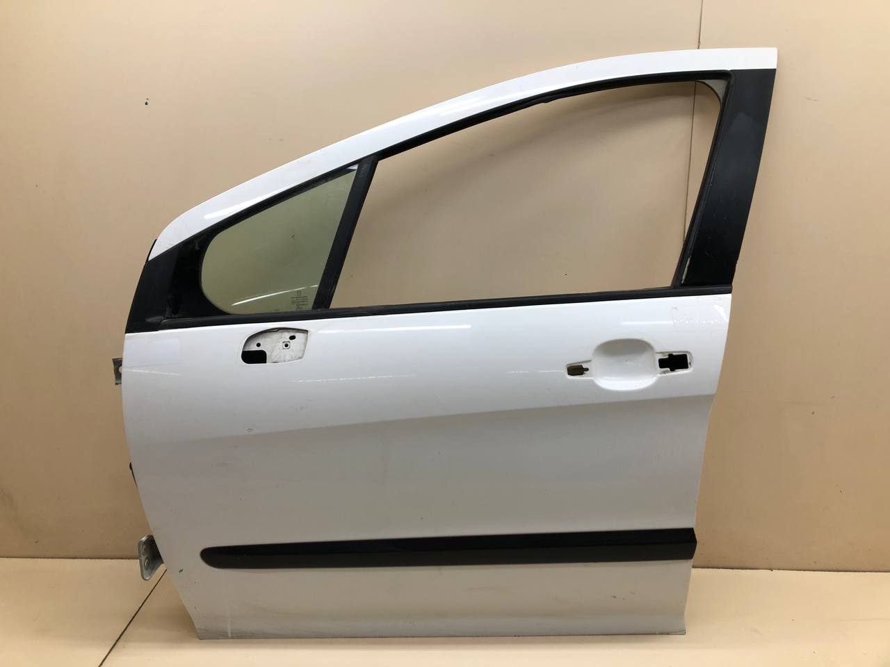 Дверь передняя левая Peugeot 308 2007>