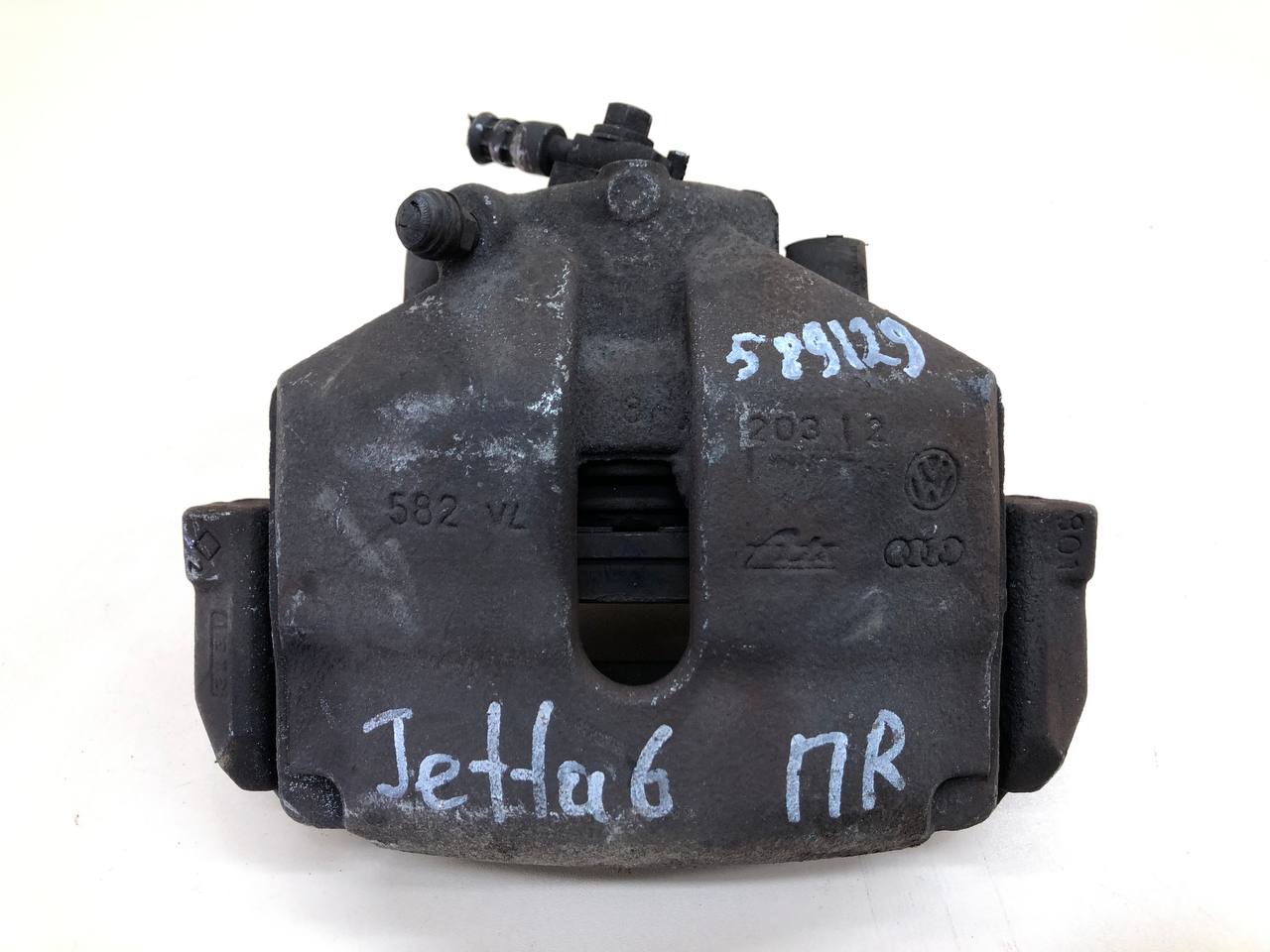 Суппорт передний правый Volkswagen Jetta (A6) 2010-2019 Суппорт передний правый Volkswagen Jetta (A6) 2010-2019