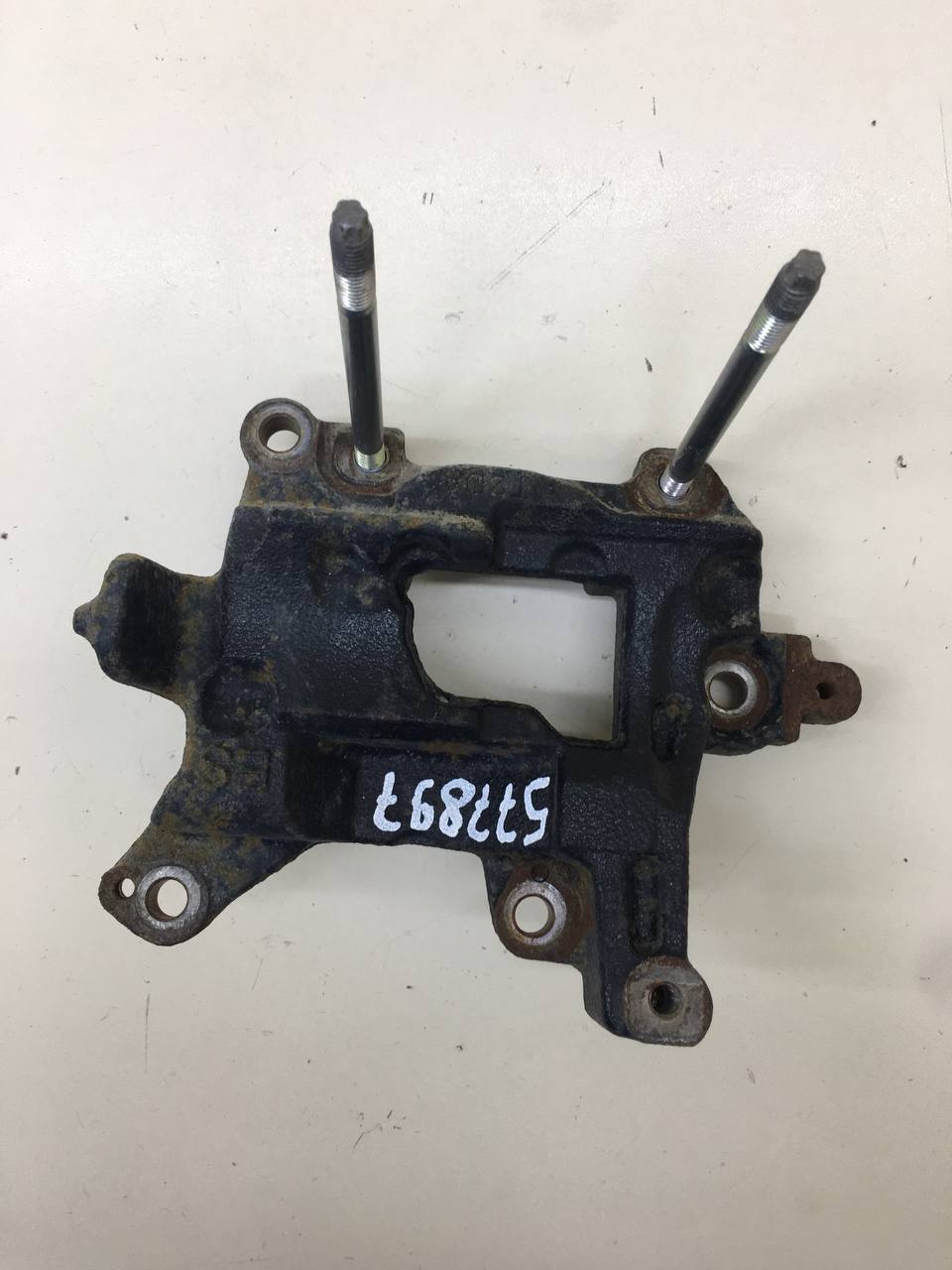 Кронштейн кондиционера Toyota Rav 4 (XA40) 2013-2019 Кронштейн кондиционера Toyota Rav 4 (XA40) 2013-2019