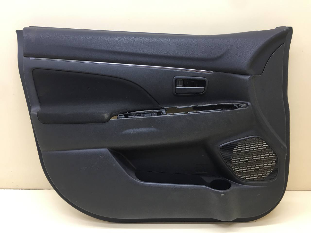 Обшивка двери передней левой Mitsubishi ASX (GA) 2010>