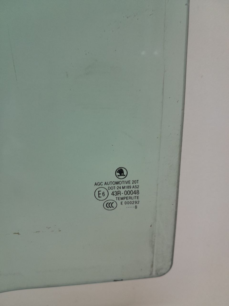 Стекло двери задней левой Skoda Fabia (5J) 2007-2014