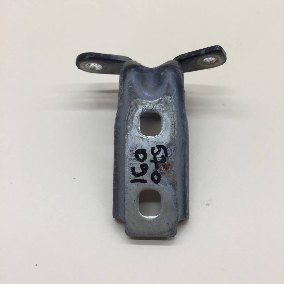 Петля двери передней правой нижняя Chevrolet Cruze (J300) 2009-2016