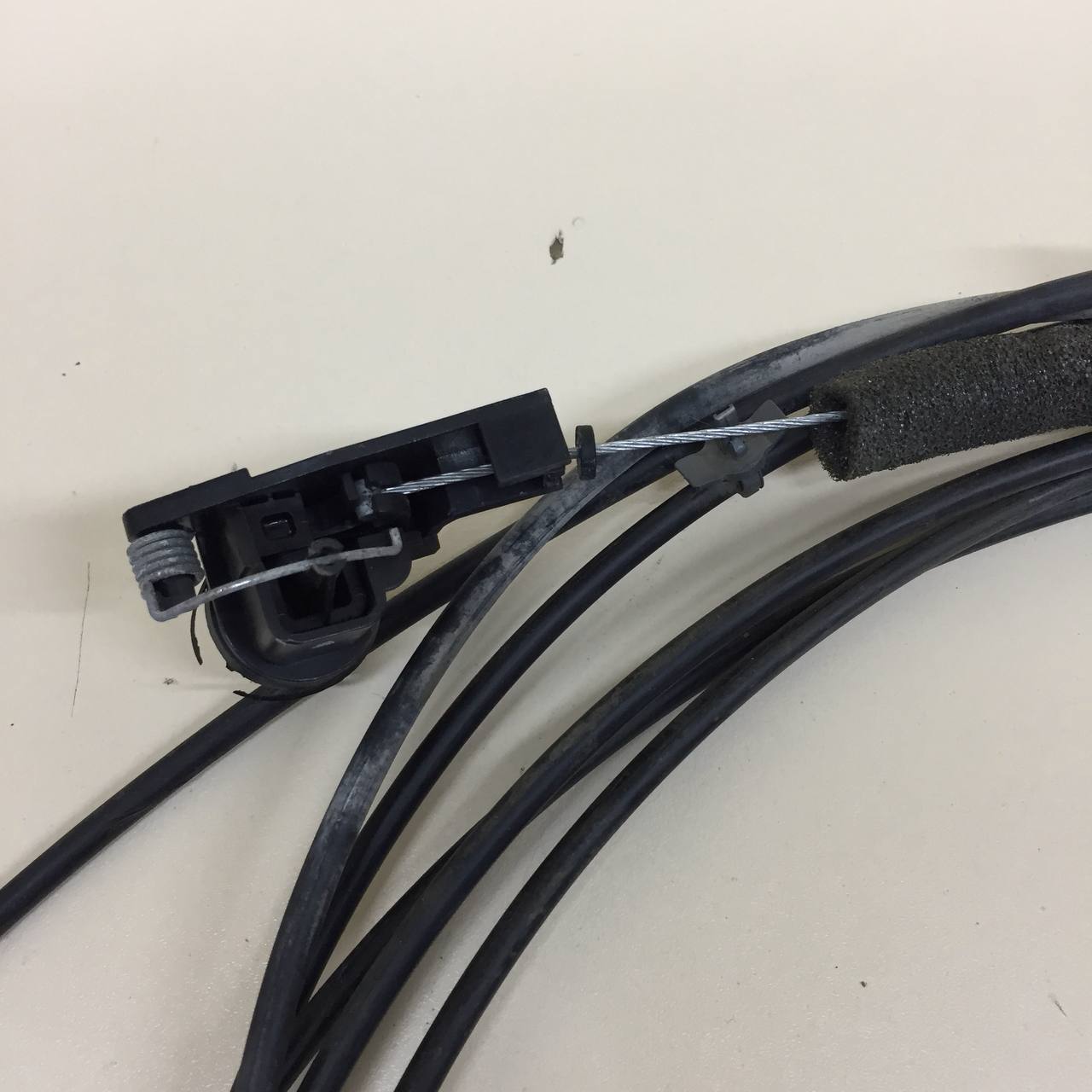 Ручка открывания капота Nissan Note (E11) 2006-2013