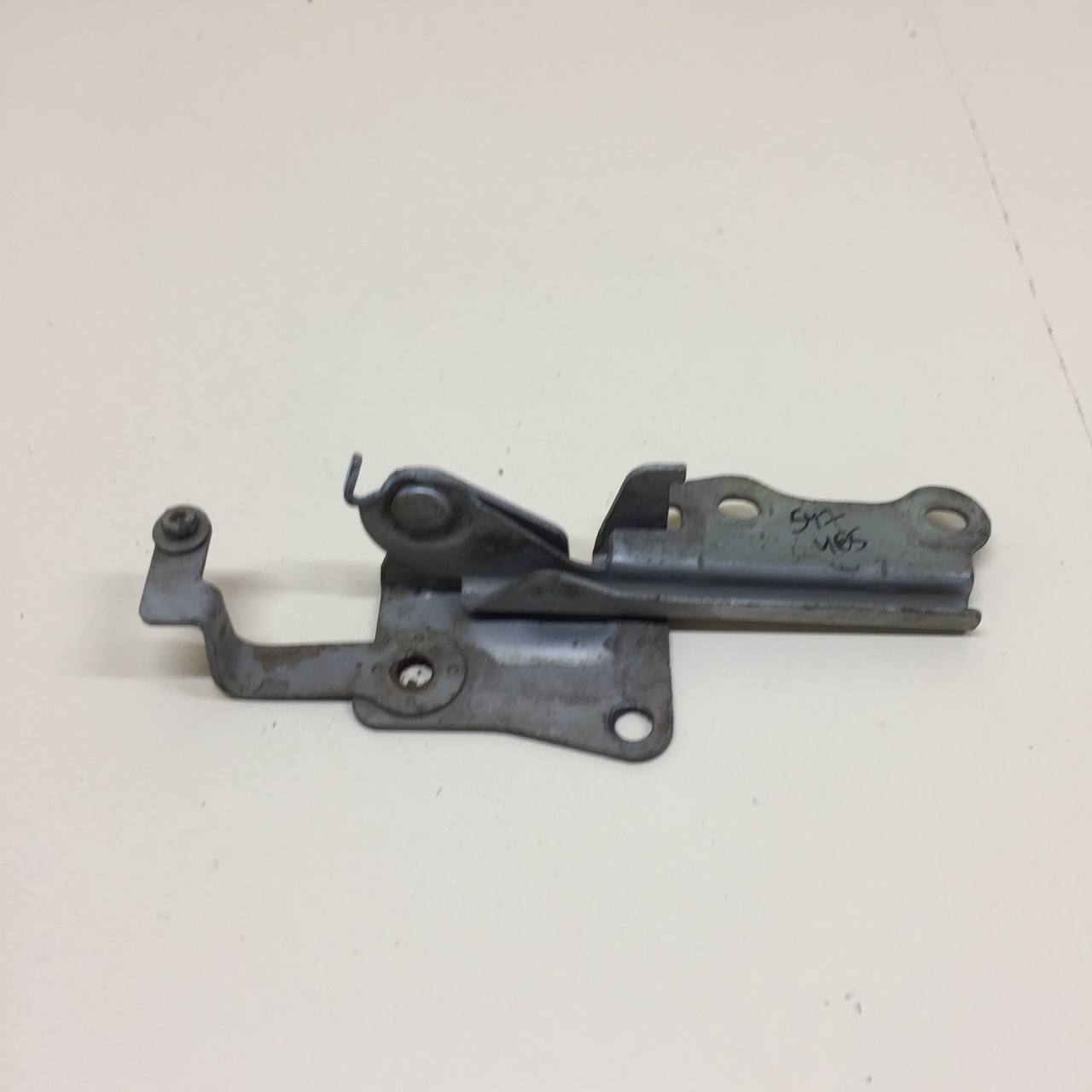 Петля капота правая Kia Sephia 2001-2004 Петля капота правая Kia Sephia 2001-2004