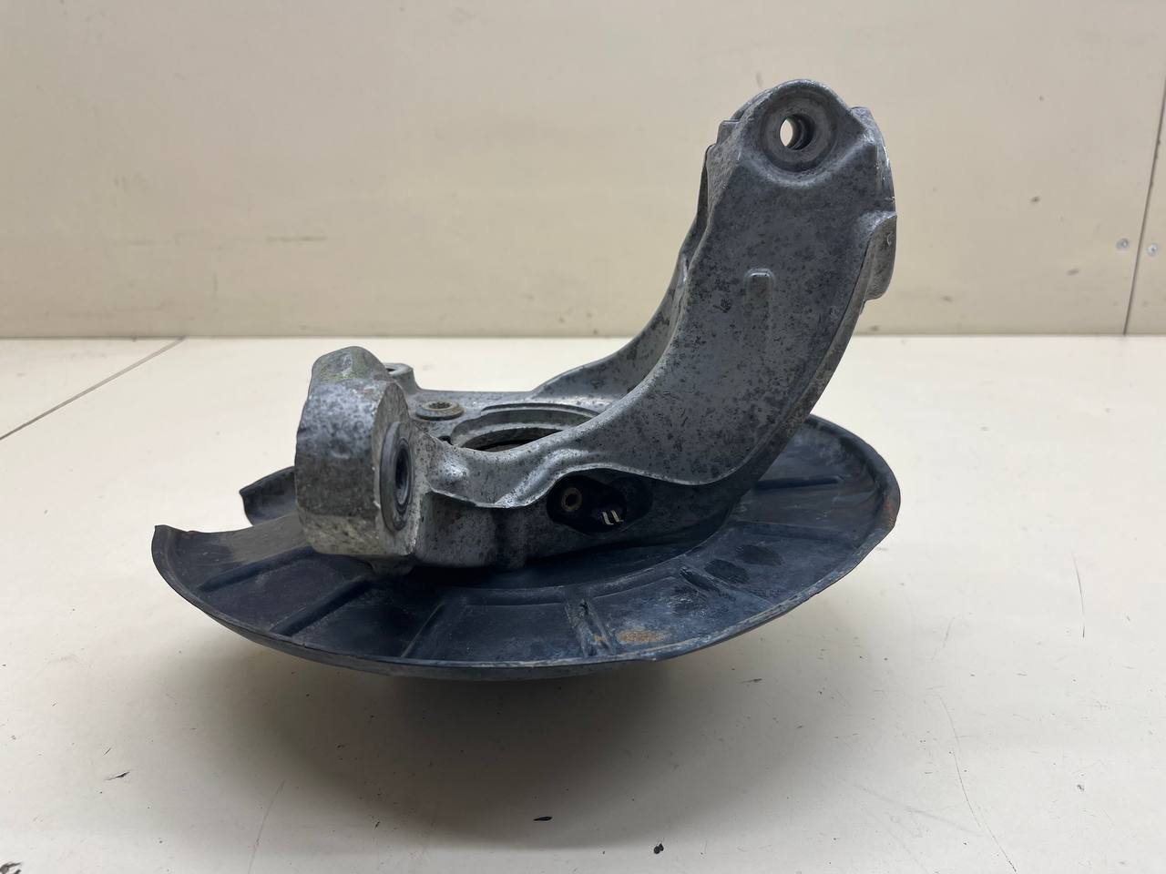 Кулак поворотный передний правый Volkswagen Passat B6 2005-2010 Кулак поворотный передний правый Volkswagen Passat B6 2005-2010