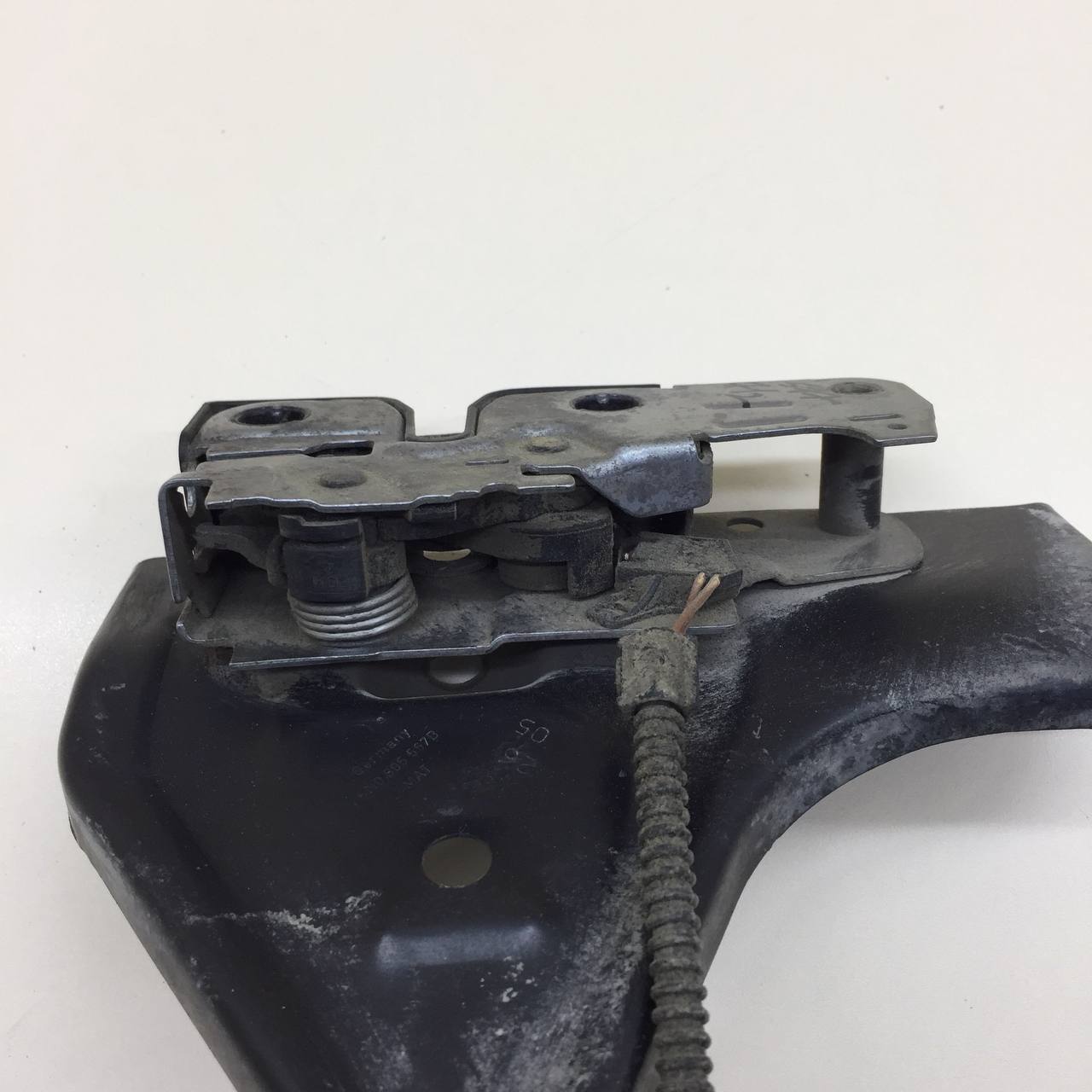 Замок капота Volkswagen Tiguan (5N1) 2007-2011 Замок капота Volkswagen Tiguan (5N1) 2007-2011