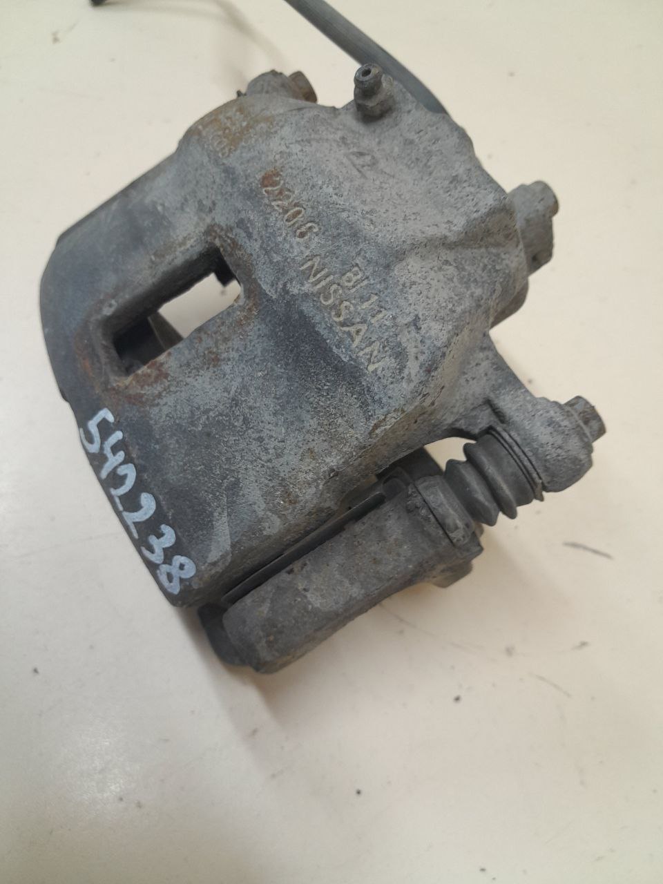 Суппорт передний правый Nissan Almera (N16) 2000-2006