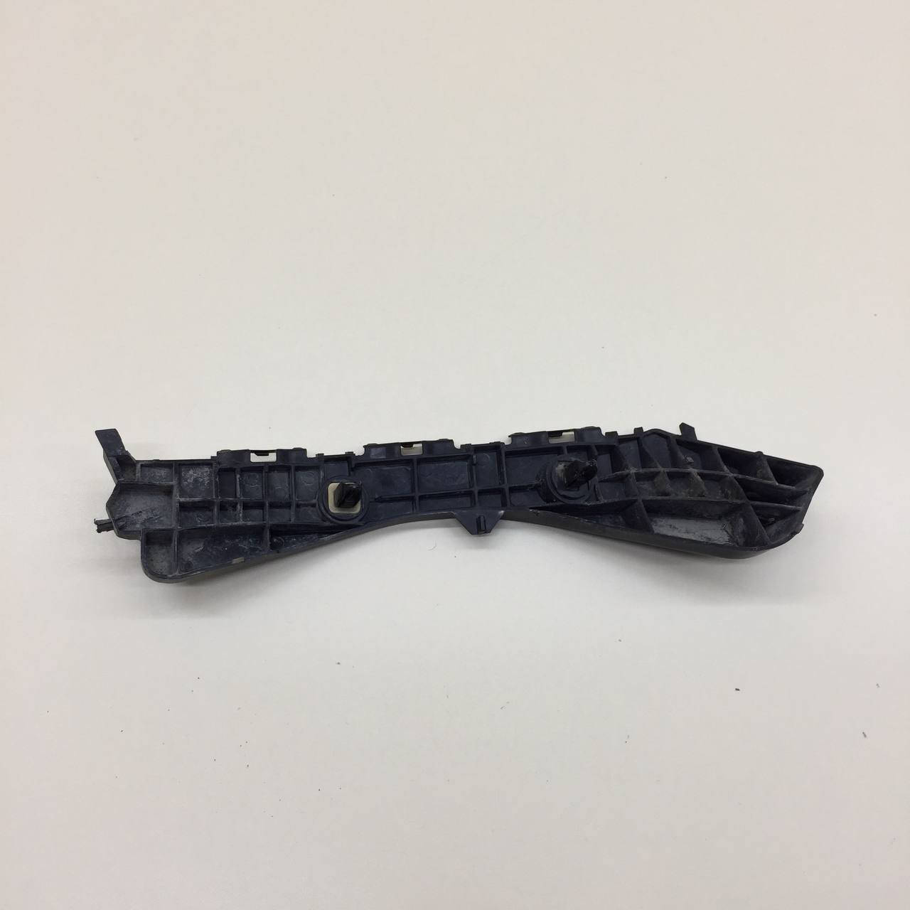 Кронштейн заднего бампера правый Toyota Auris (E150) 2006-2012