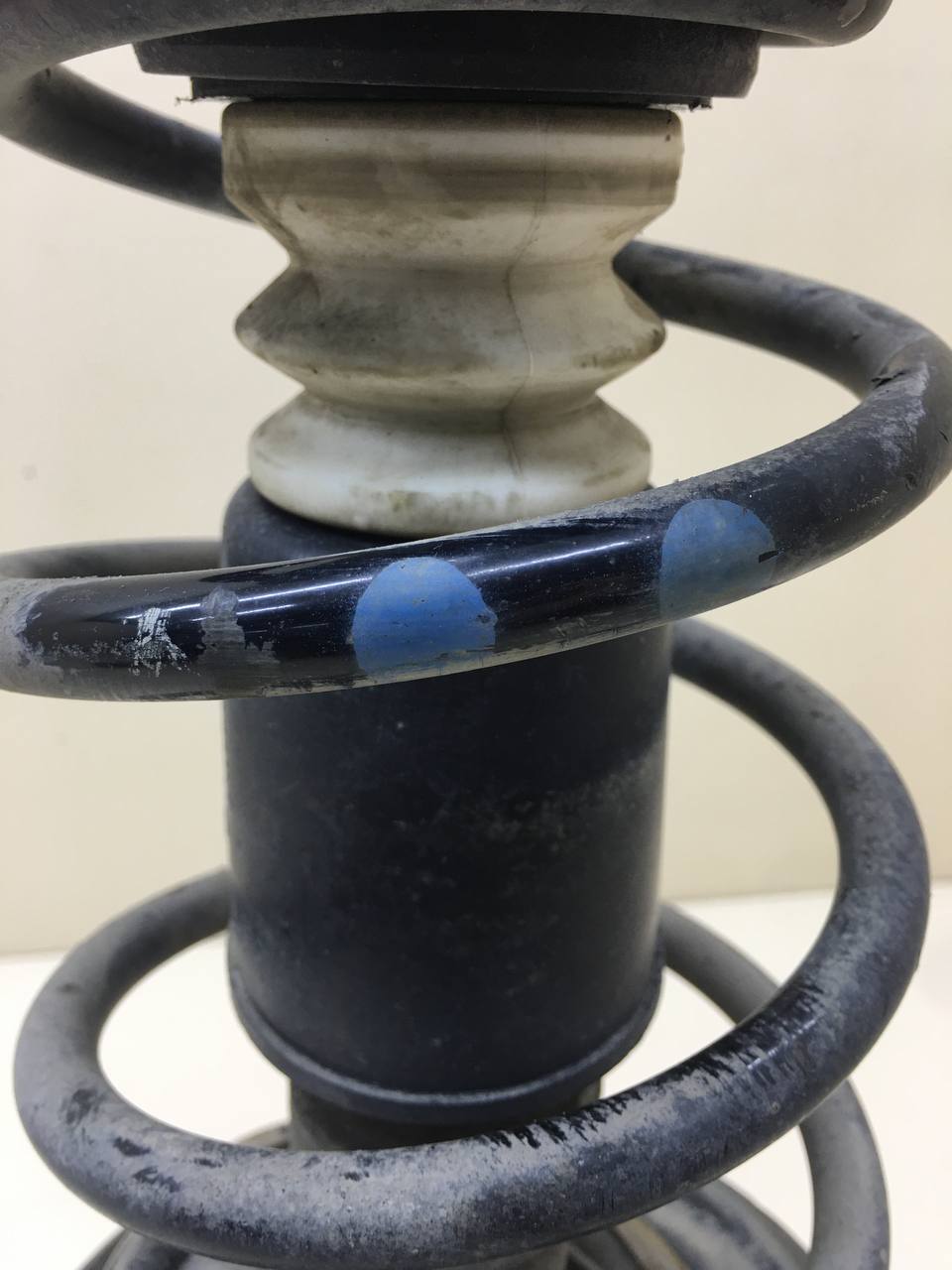 Амортизатор передний левый Lada Vesta 2015>