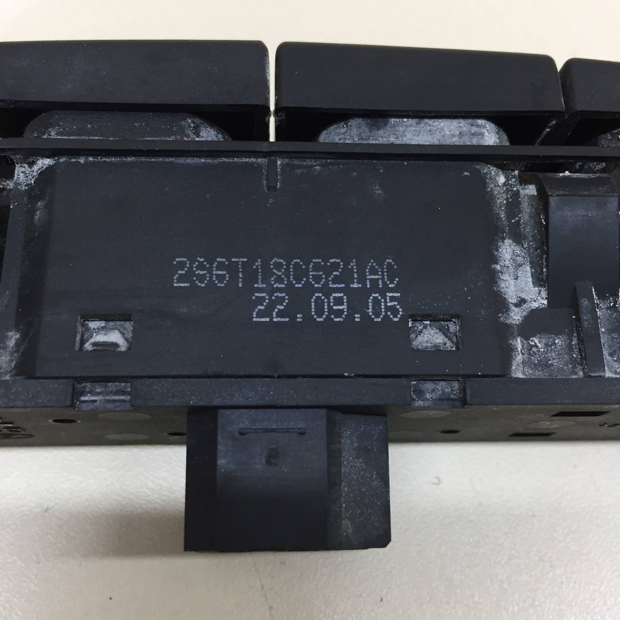 Кнопка обогрева заднего стекла Ford Fusion (JU) 2002-2012 Кнопка обогрева заднего стекла Ford Fusion (JU) 2002-2012