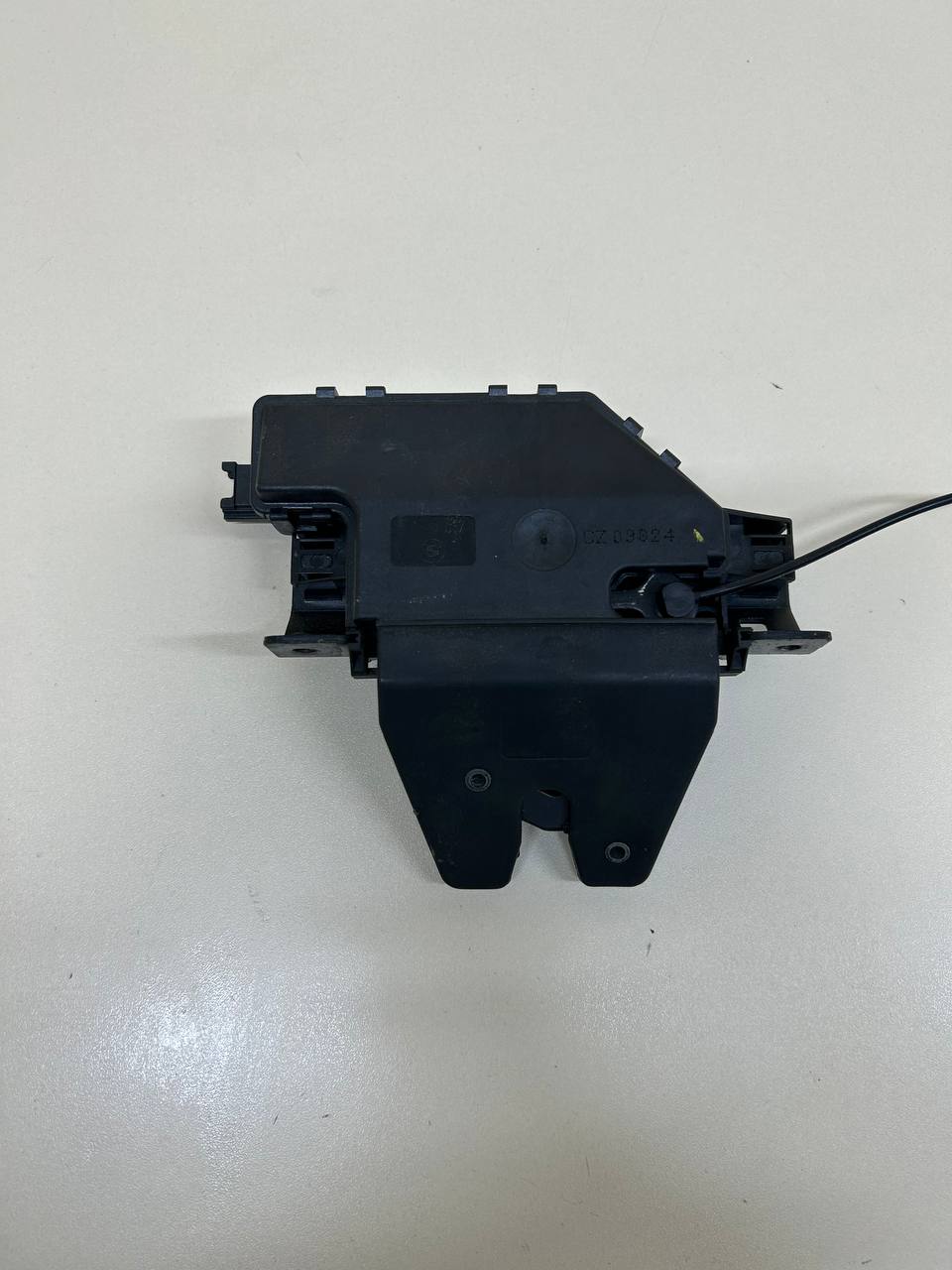 Замок багажника BMW 1-series E87/E81 2004-2011 Замок багажника BMW 1-series E87/E81 2004-2011