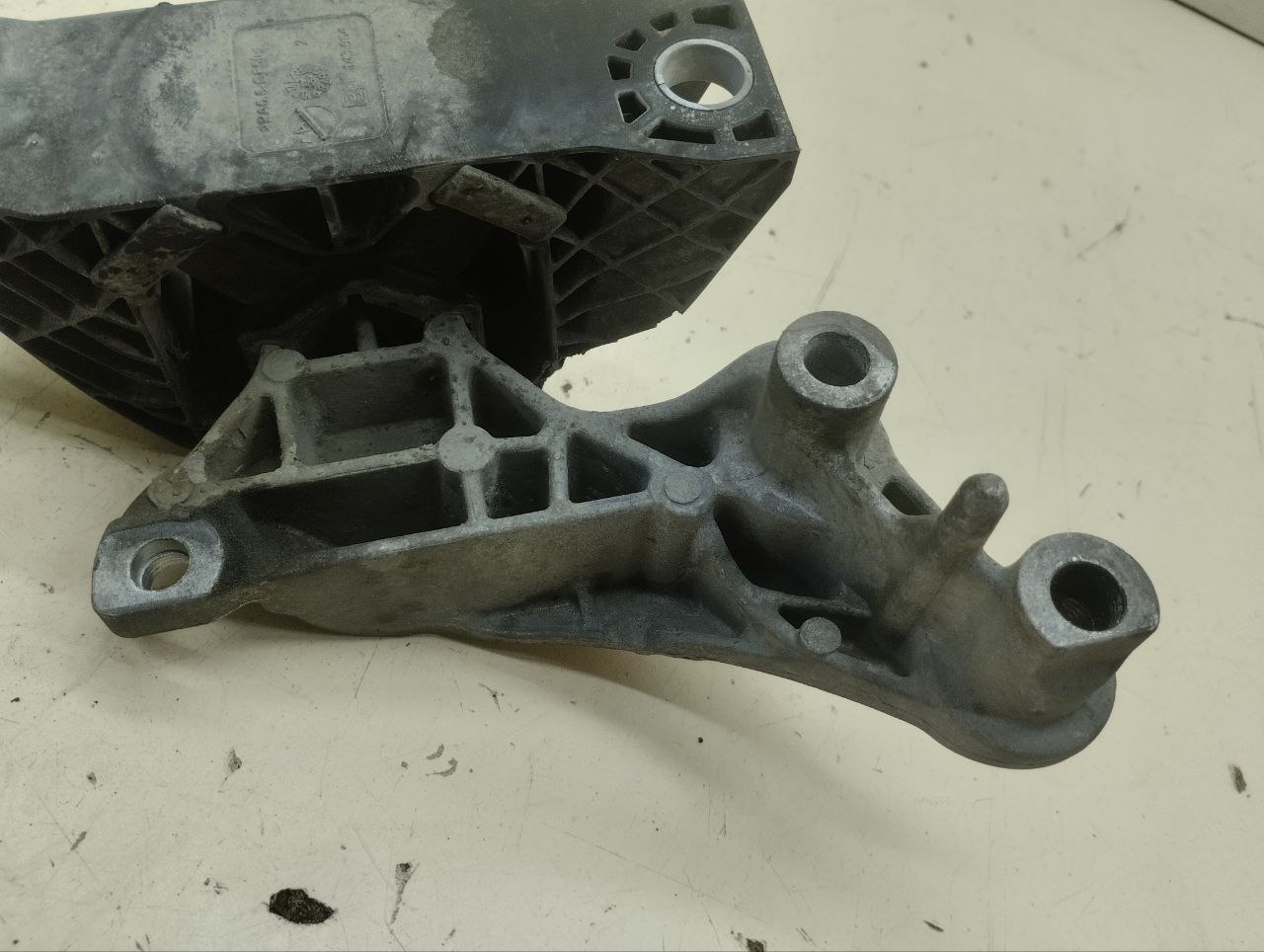Опора двигателя правая Renault Duster (HSA, HSM) 2012> Опора двигателя правая Renault Duster (HSA, HSM) 2012>