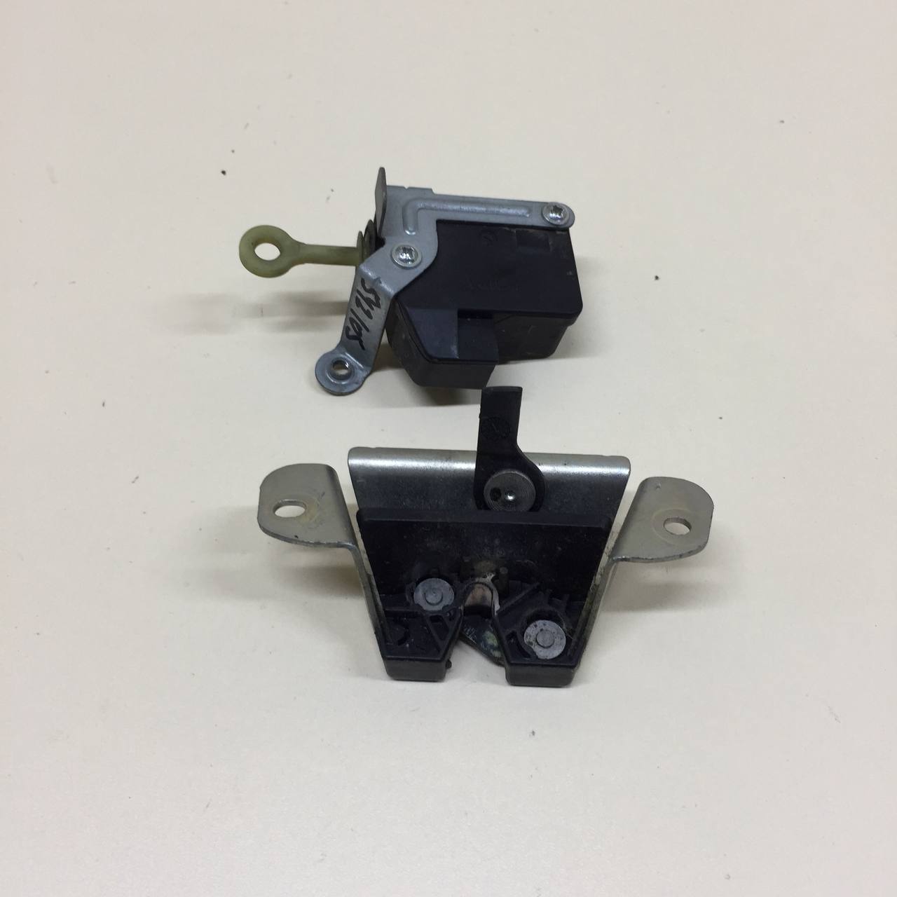 Замок багажника Peugeot 107 2006-2014 Замок багажника Peugeot 107 2006-2014