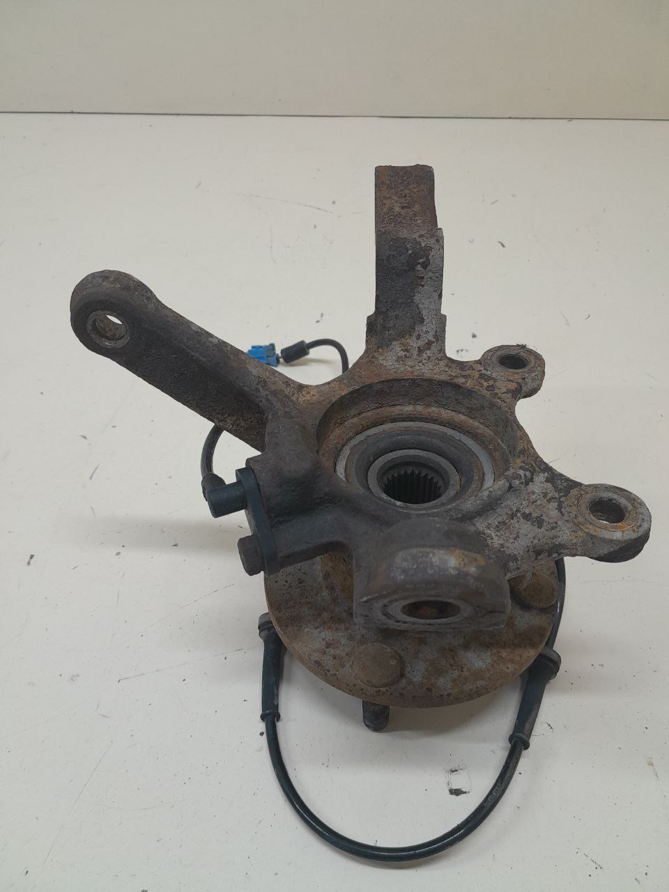 Кулак поворотный передний левый Nissan Almera (N16) 2000-2006 Кулак поворотный передний левый Nissan Almera (N16) 2000-2006