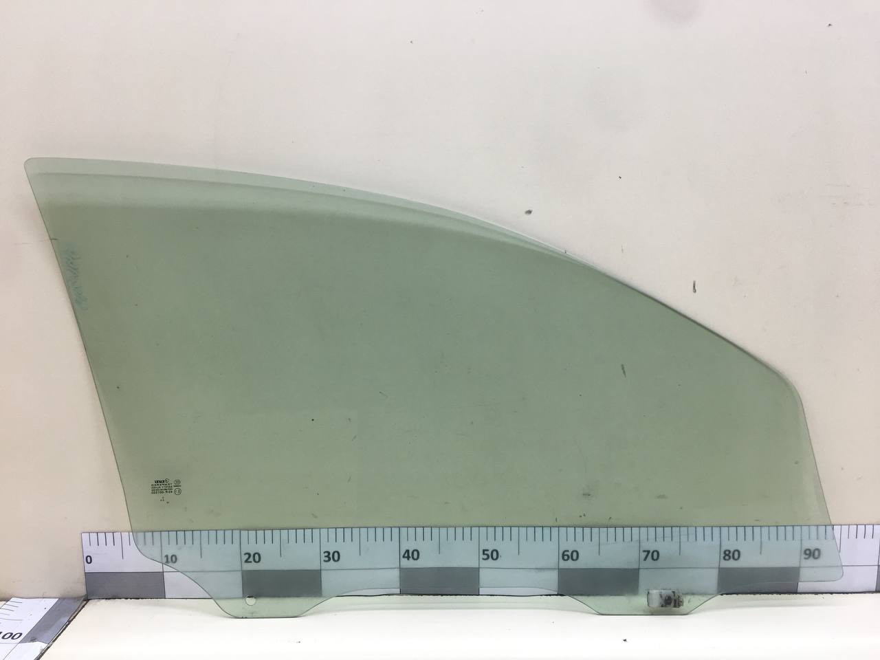 Стекло двери передней левой Chevrolet Aveo T200 2003-2008