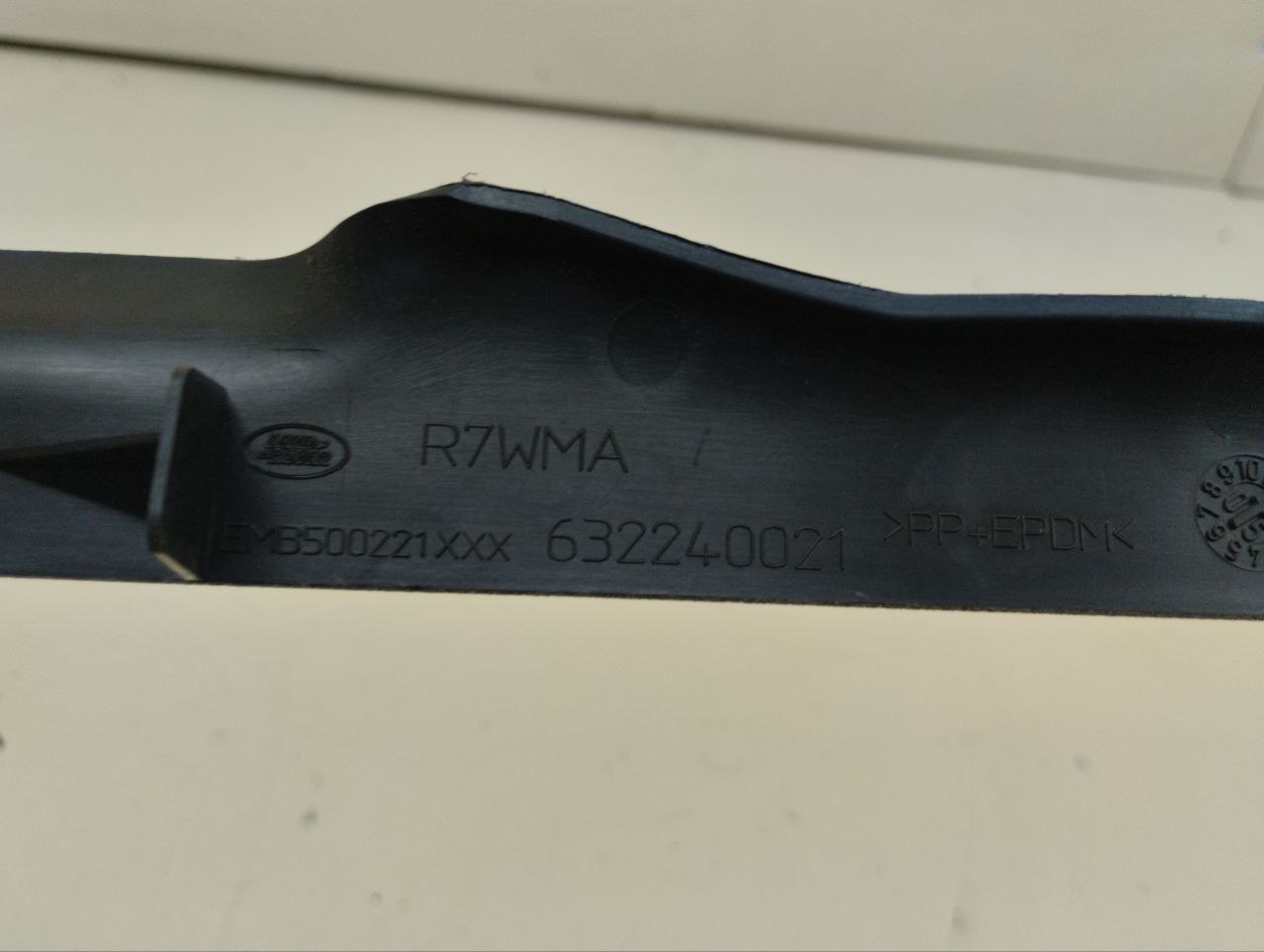 Обшивка стойки Land Rover Discovery 3 (L319) 2004-2009 Обшивка стойки Land Rover Discovery 3 (L319) 2004-2009
