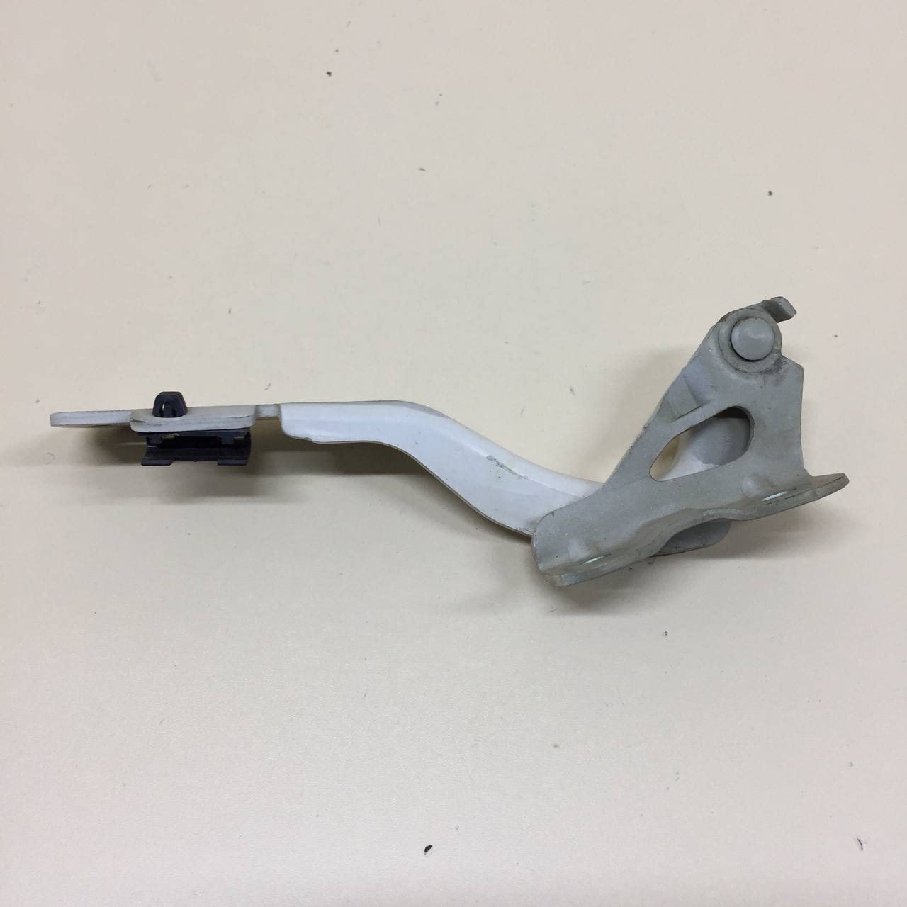 Петля капота левая Chevrolet Aveo T250 2005-2011 Петля капота левая Chevrolet Aveo T250 2005-2011