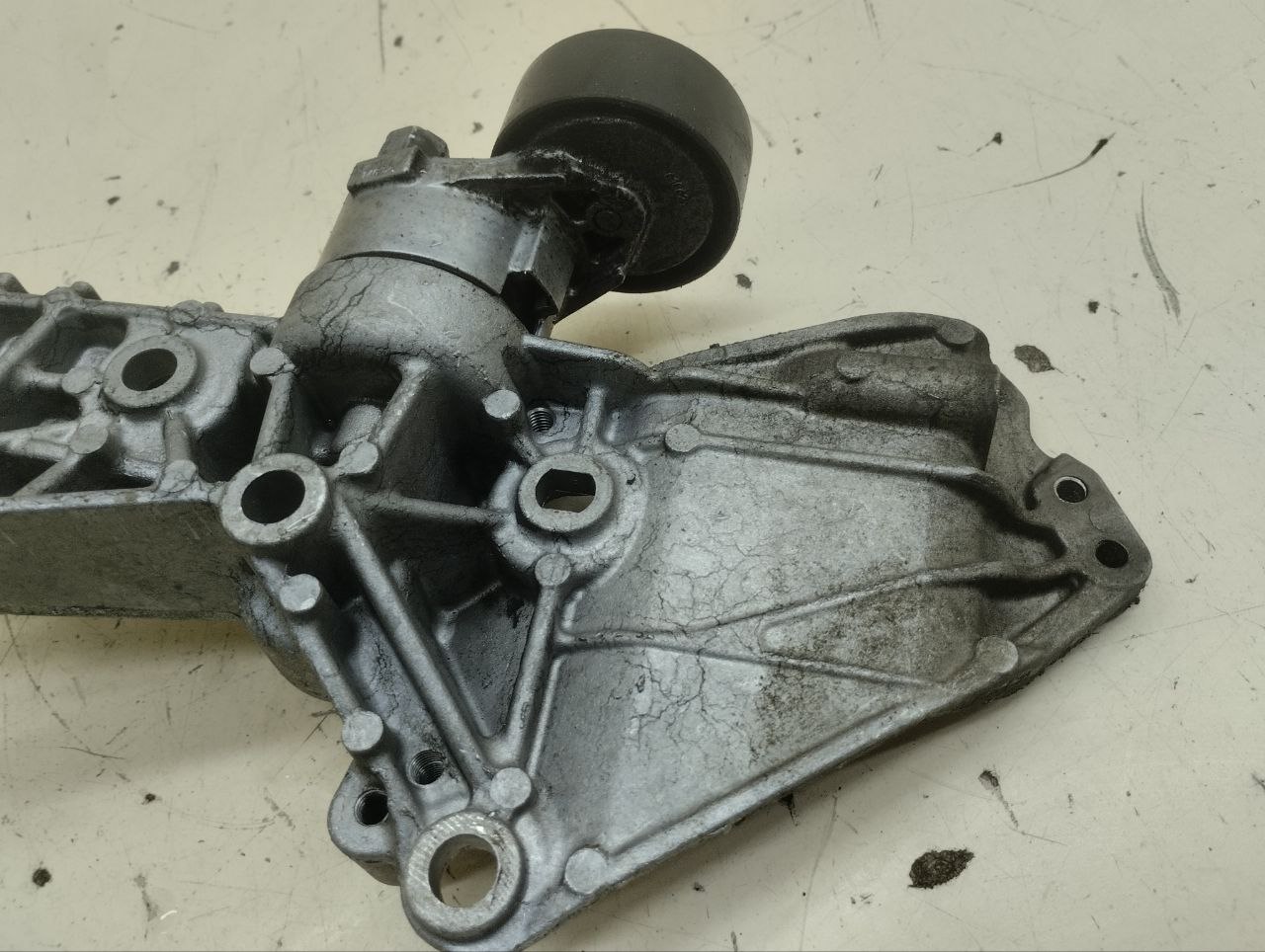 Кронштейн генератора Renault Duster (HSA, HSM) 2012> Кронштейн генератора Renault Duster (HSA, HSM) 2012>