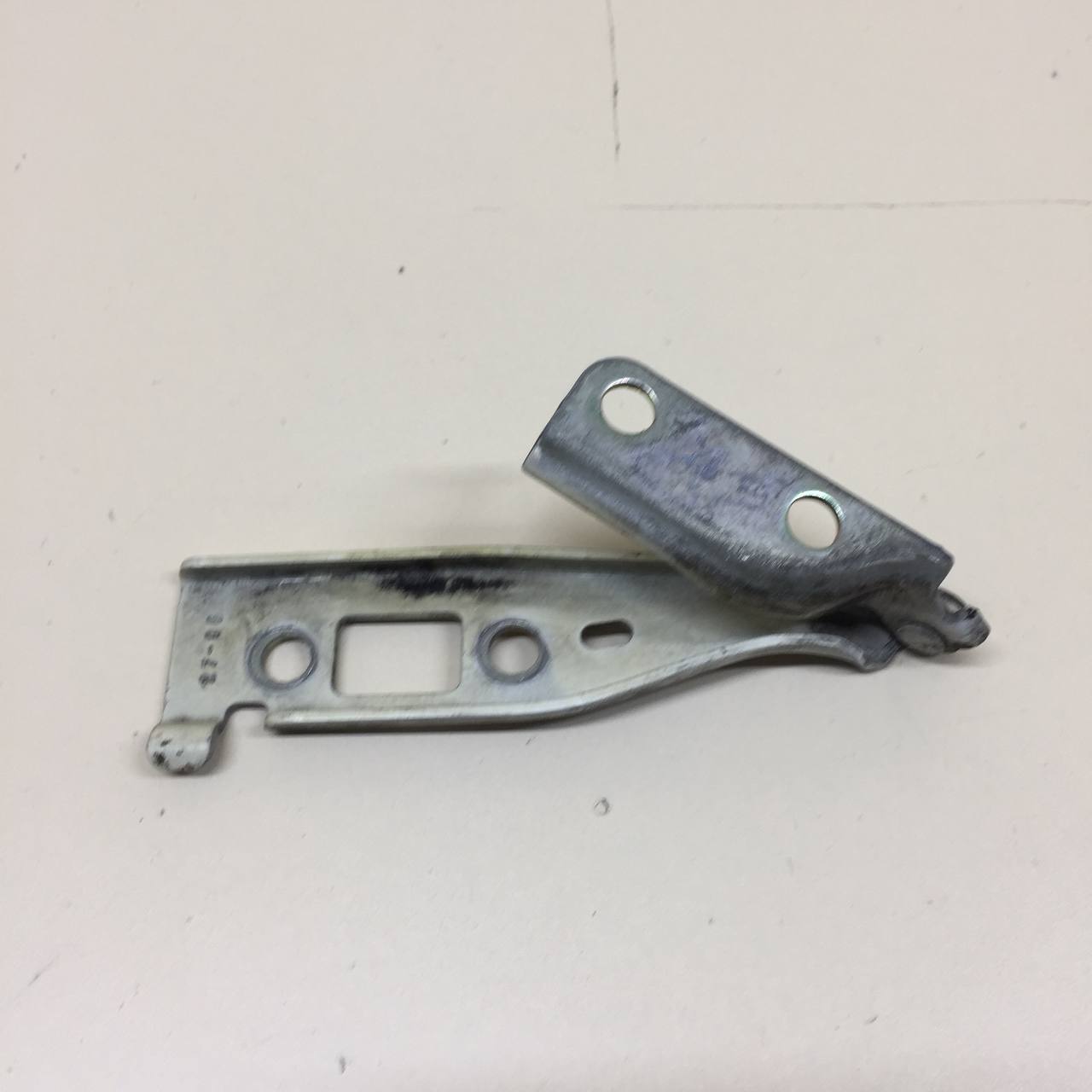 Петля капота левая Ford Fusion (JU) 2002-2012 Петля капота левая Ford Fusion (JU) 2002-2012