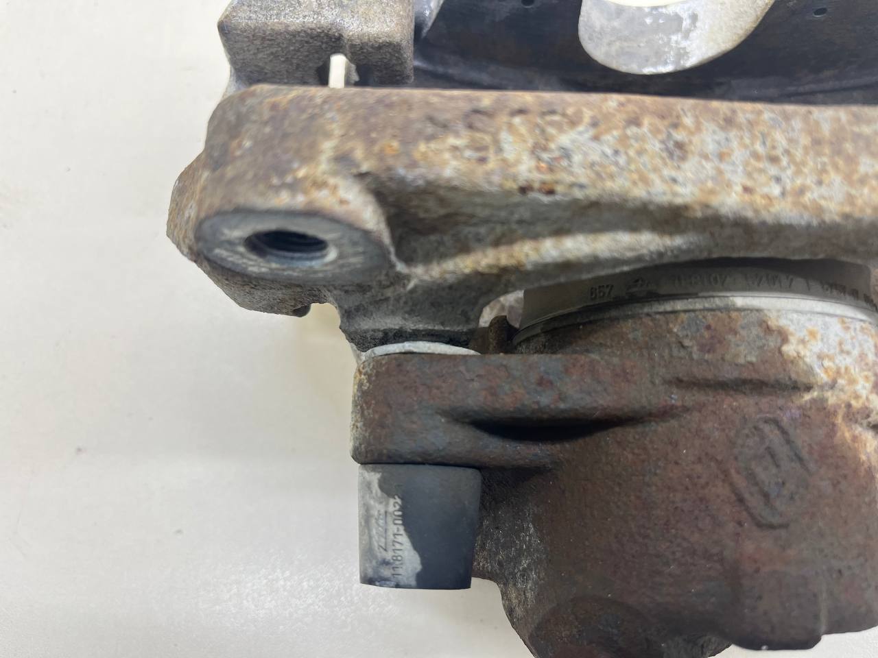 Суппорт передний правый Nissan Terrano (D10) 2014>