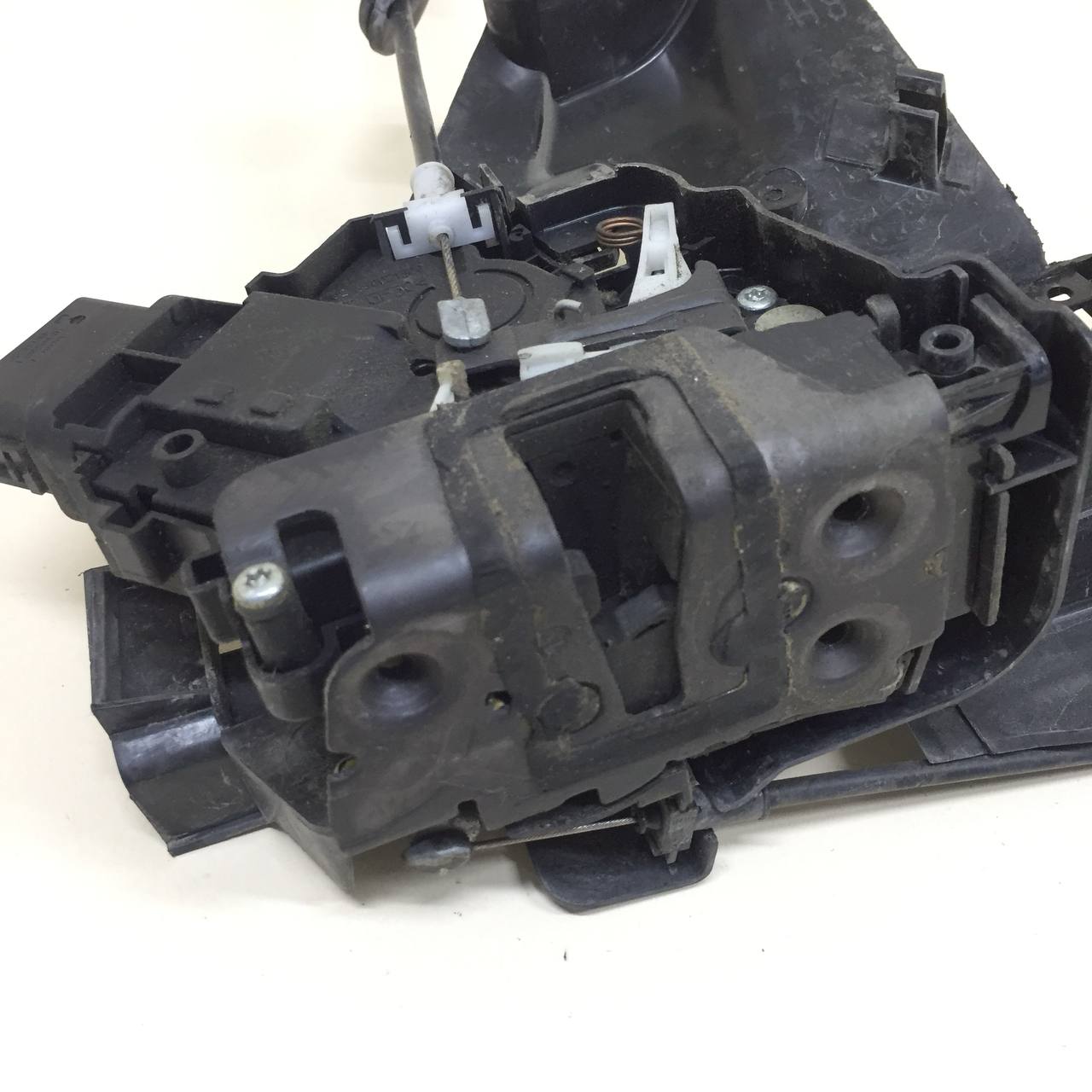 Замок двери передней правой Ford Focus 2 (DB) 2008-2011 Замок двери передней правой Ford Focus 2 (DB) 2008-2011
