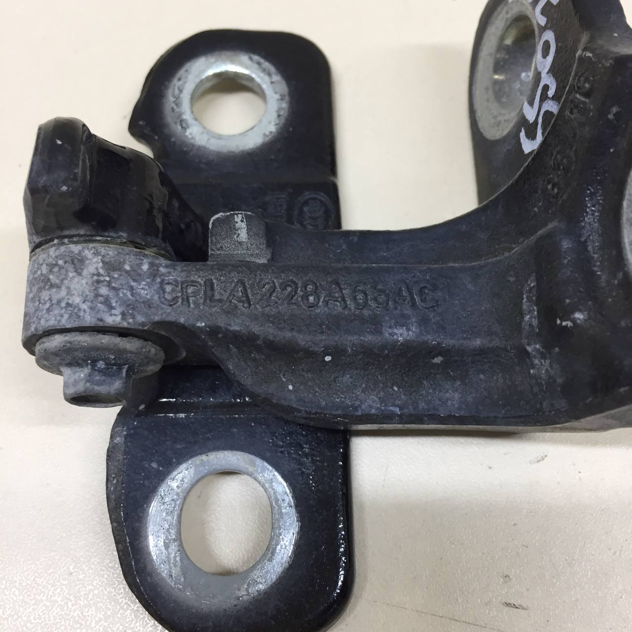 Петля двери передней правой верхняя Jaguar XE (760) 2014-2021