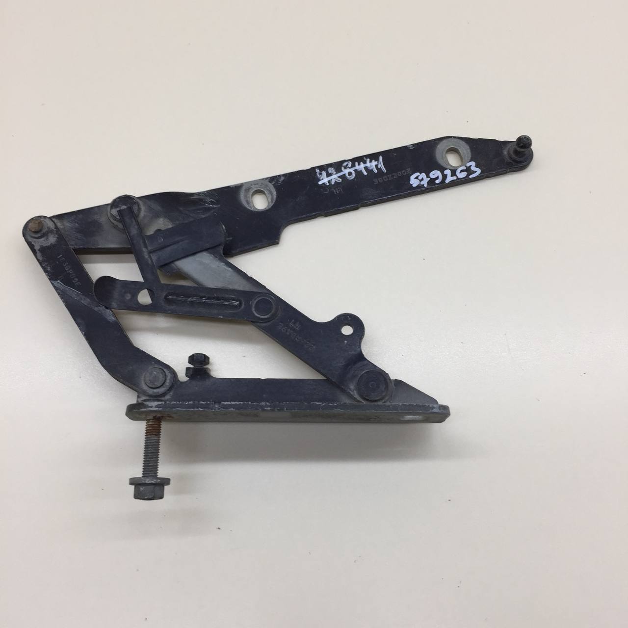 Петля капота левая Land Rover Discovery 3 (L319) 2004-2009