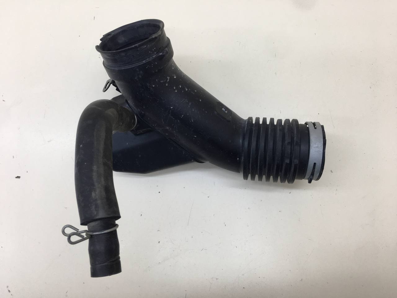 Патрубок воздушного фильтра Toyota Rav 4 (XA40) 2013-2019