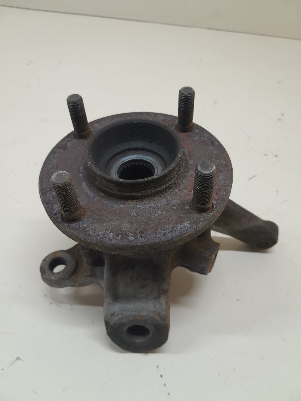 Кулак поворотный передний левый Nissan Almera (N16) 2000-2006