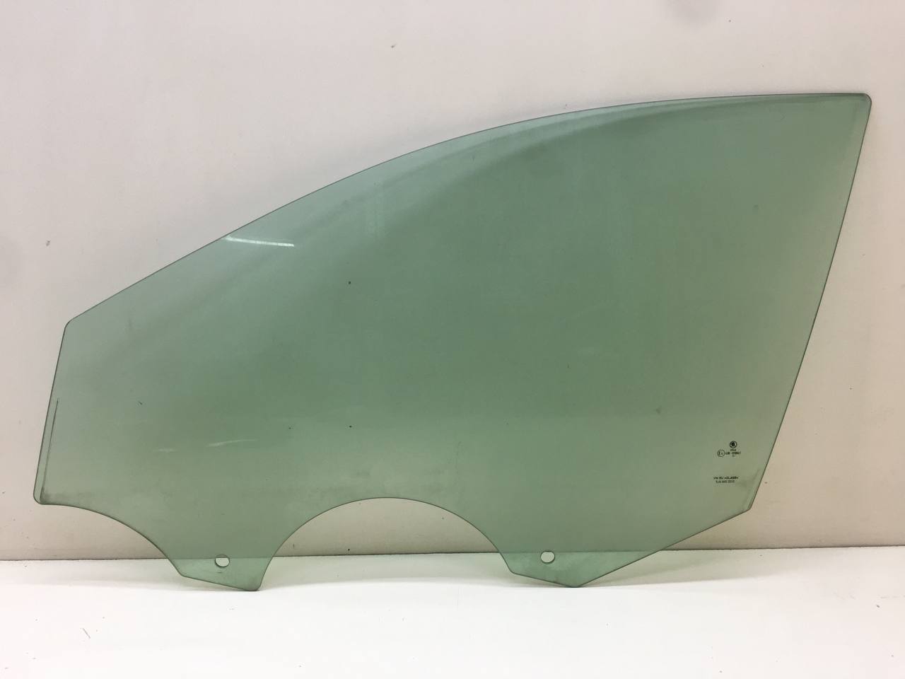 Стекло двери передней левой Skoda Rapid 2012-2020