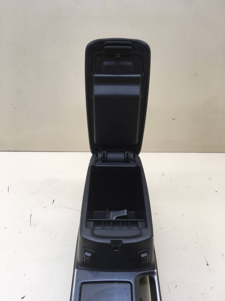 Консоль центральная Mazda Mazda 6 (GG) 2002-2007 Консоль центральная Mazda Mazda 6 (GG) 2002-2007