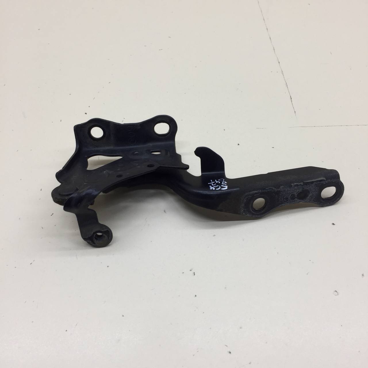 Петля капота левая Lexus NX 200 (Z10) 2014-2021 Петля капота левая Lexus NX 200 (Z10) 2014-2021