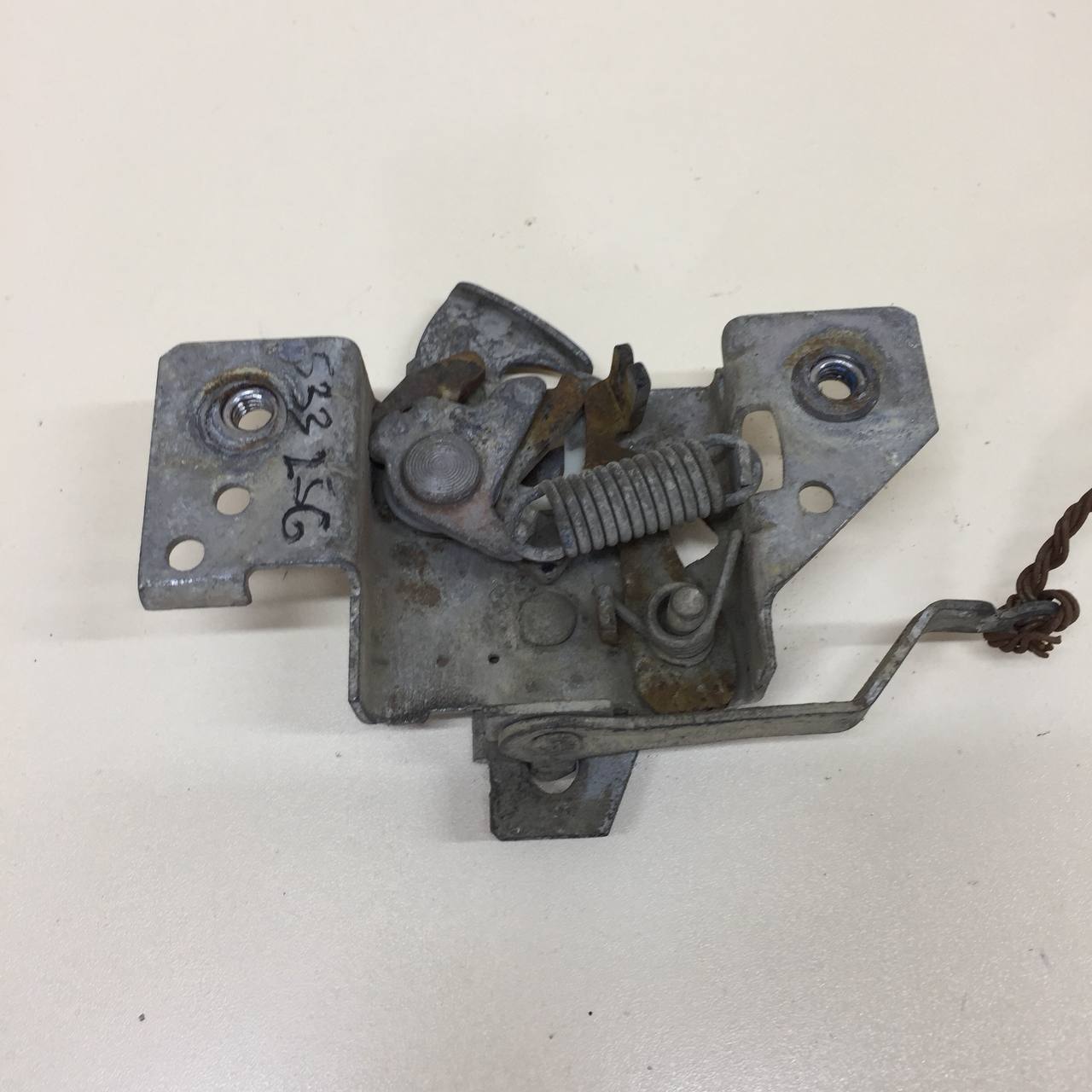 Замок капота Ford Fiesta (MK5) 2002-2008 Замок капота Ford Fiesta (MK5) 2002-2008