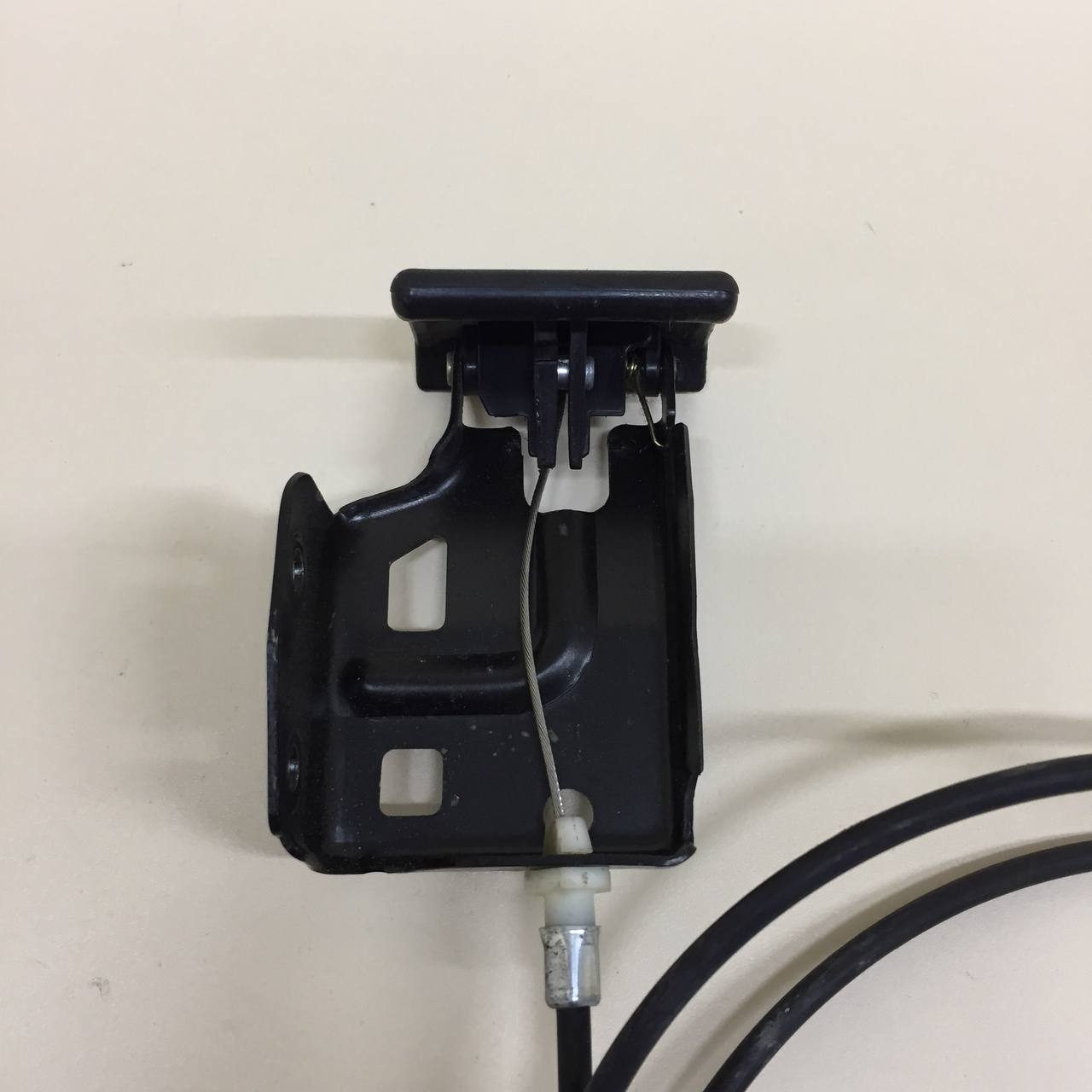Ручка открывания капота Nissan Almera Classic (B10) 2006-2013 Ручка открывания капота Nissan Almera Classic (B10) 2006-2013