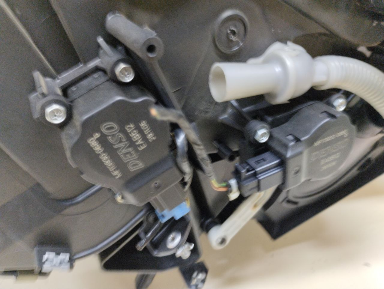 Корпус отопителя Land Rover Discovery 3 (L319) 2004-2009 Корпус отопителя Land Rover Discovery 3 (L319) 2004-2009