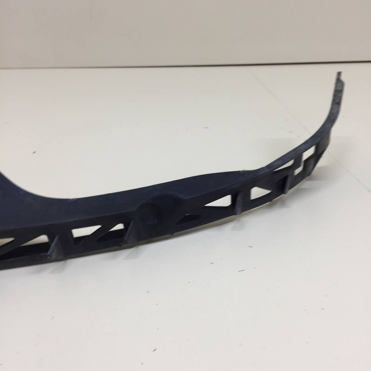 Кронштейн фар правый Mazda Mazda 6 (GG) 2002-2007 Кронштейн фар правый Mazda Mazda 6 (GG) 2002-2007