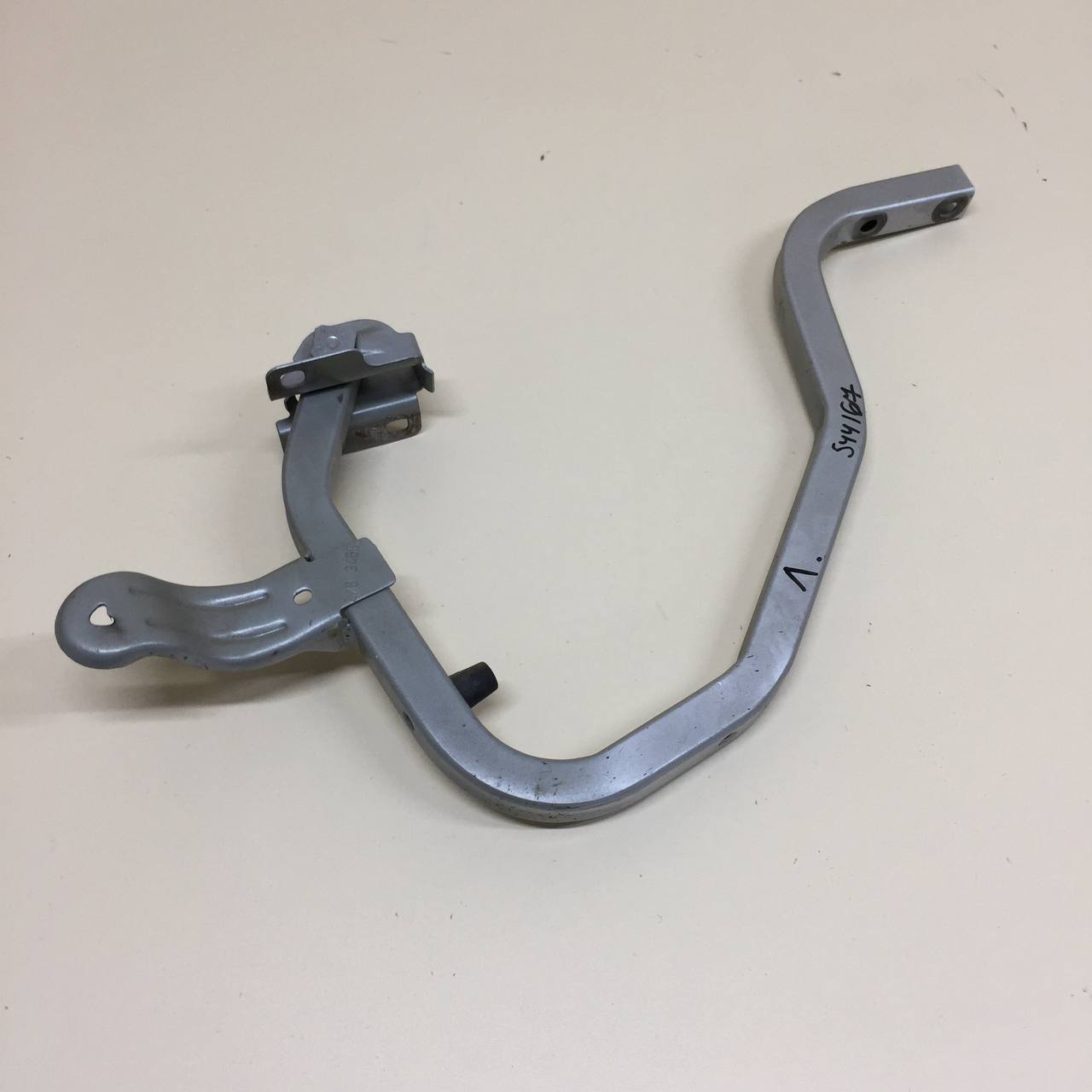Петля крышки багажника Renault Logan (1) 2005-2014 Петля крышки багажника Renault Logan (1) 2005-2014