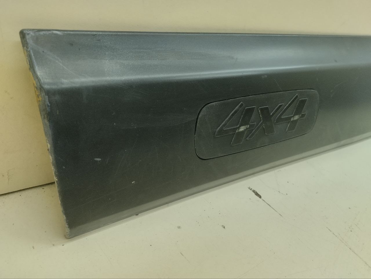 Молдинг передней левой двери Chevrolet Niva 2002-2009