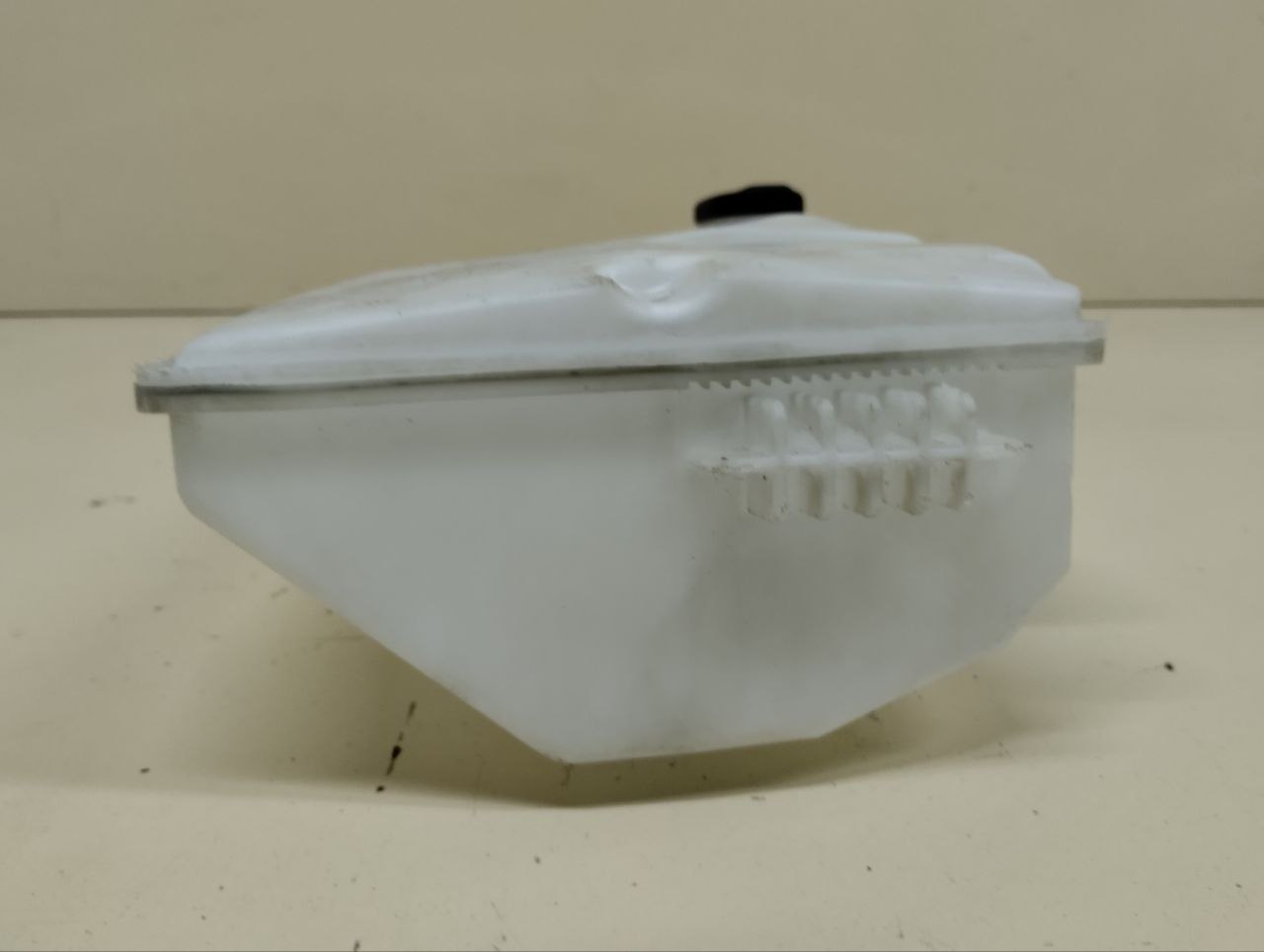 Бачок омывателя Renault Duster (HSA, HSM) 2012> Бачок омывателя Renault Duster (HSA, HSM) 2012>