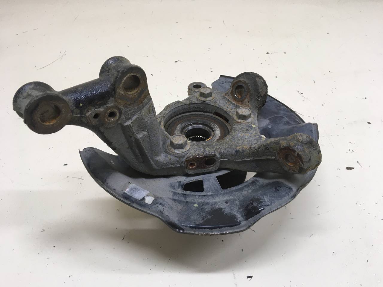 Кулак поворотный передний левый Toyota Rav 4 (XA40) 2013-2019