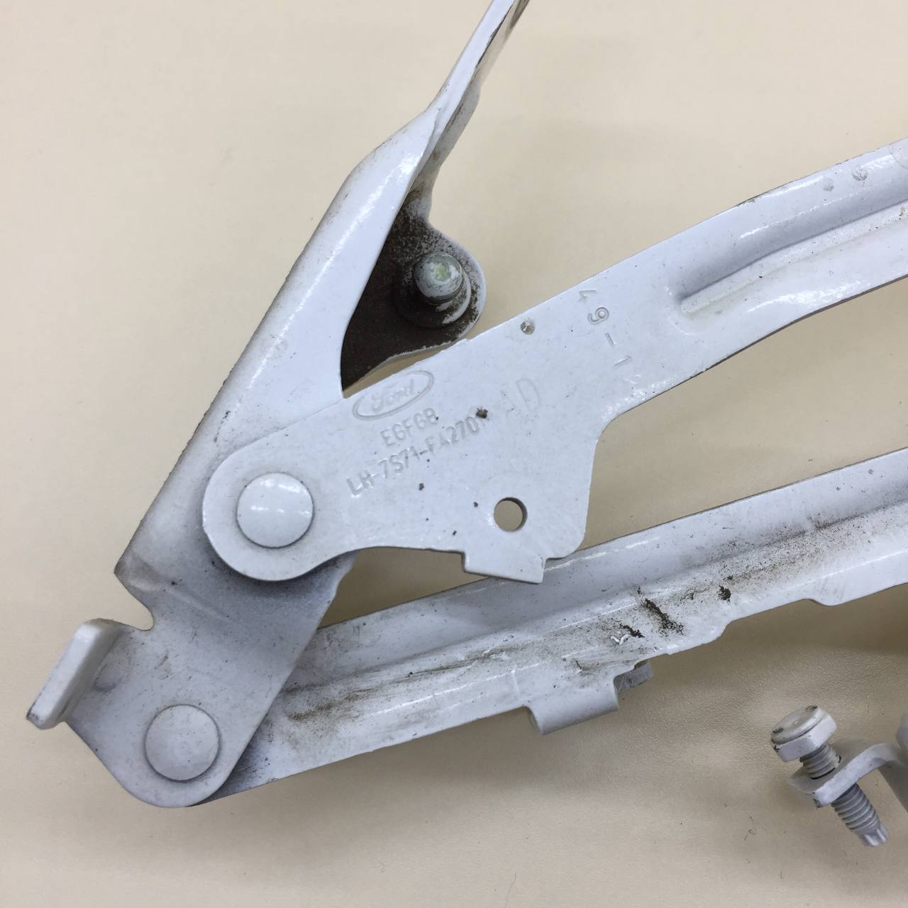 Петля крышки багажника Ford Mondeo 4 2007-2015