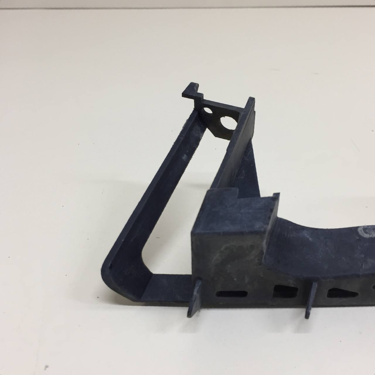 Кронштейн фар правый Mazda Mazda 6 (GG) 2002-2007 Кронштейн фар правый Mazda Mazda 6 (GG) 2002-2007