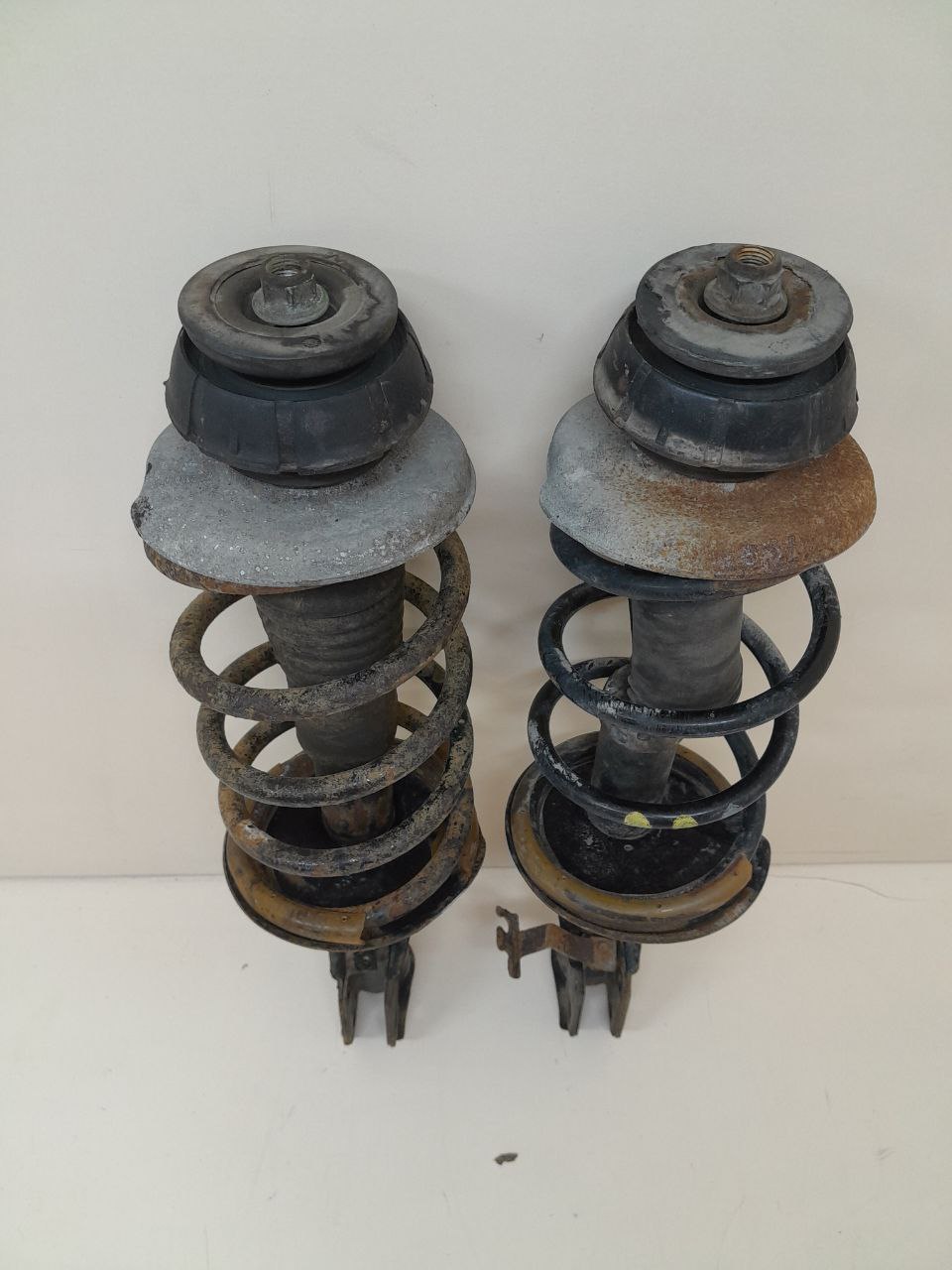 Амортизатор передний Nissan Almera 3 (G11, G15) 2012> Амортизатор передний Nissan Almera 3 (G11, G15) 2012>