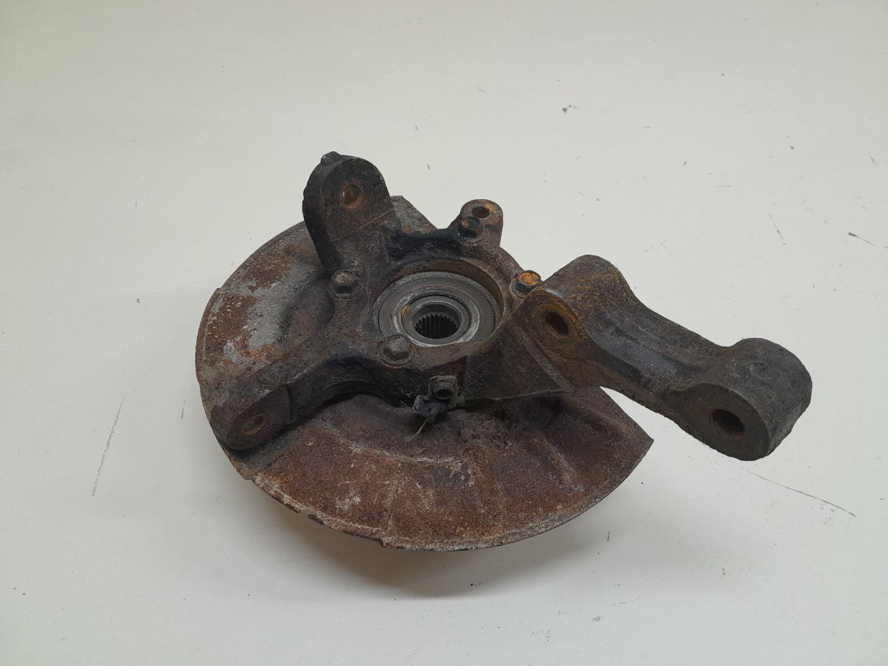 Кулак поворотный передний левый Suzuki Grand Vitara 2005-2015