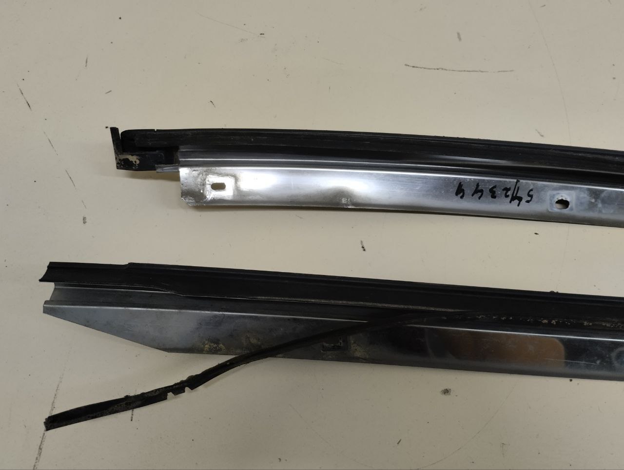 Молдинг лобового стекла Nissan Almera (N16) 2000-2006