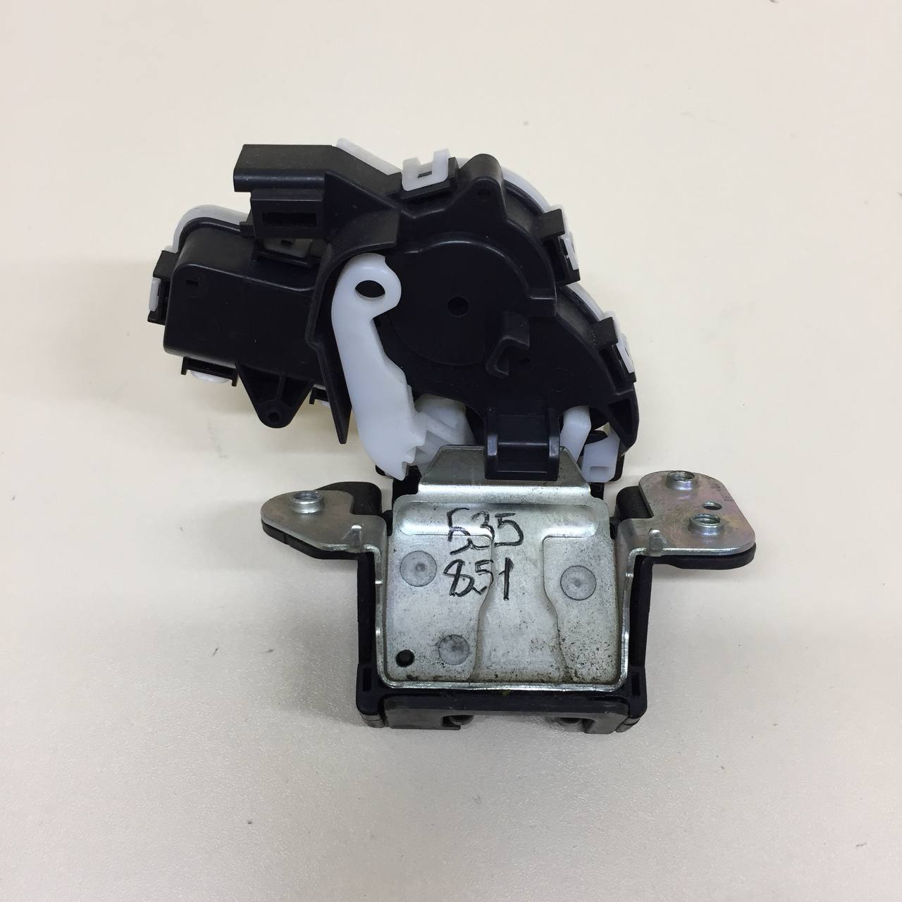 Замок багажника Mazda Mazda 3 (BM) 2013-2016 Замок багажника Mazda Mazda 3 (BM) 2013-2016