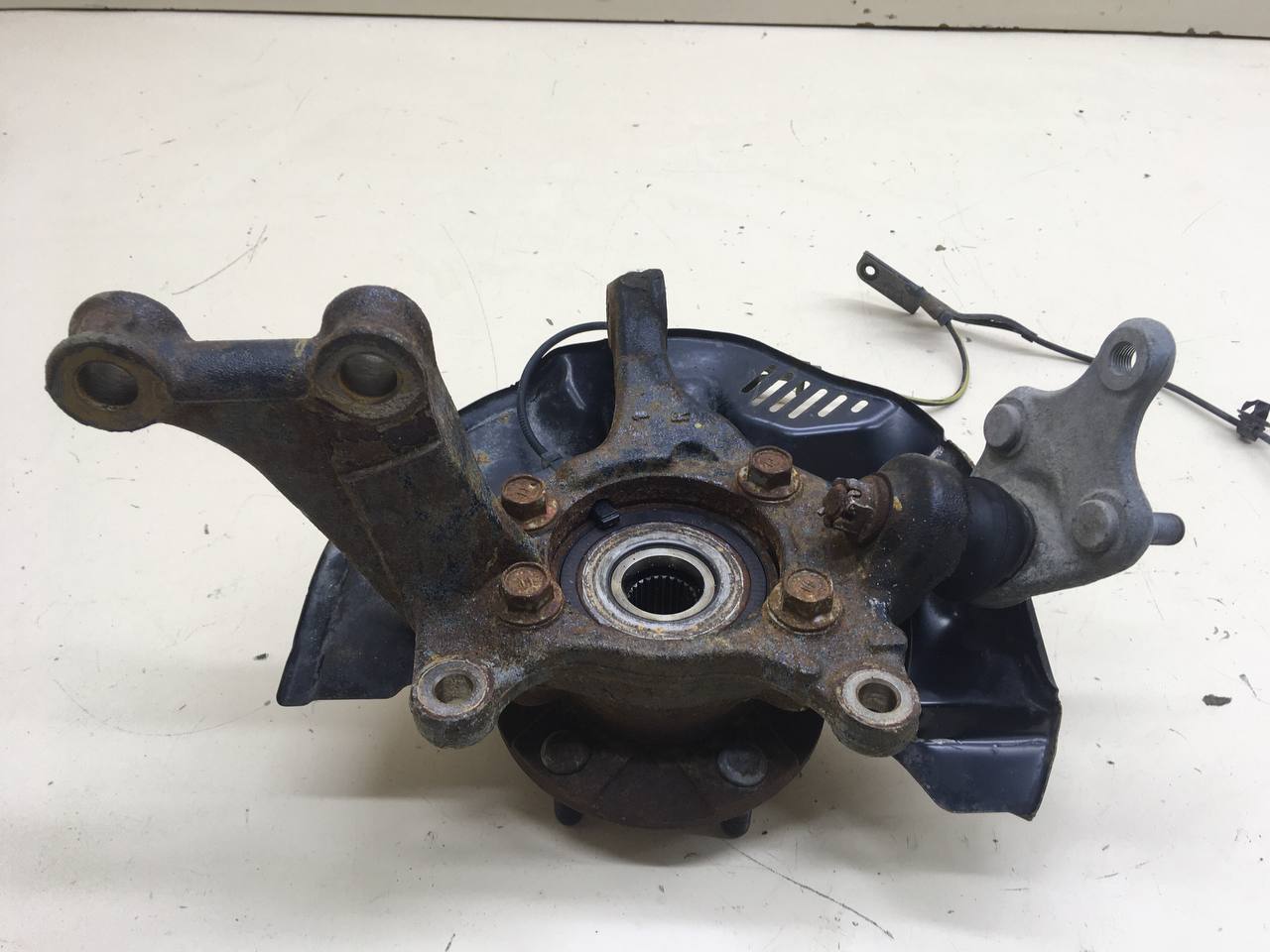 Кулак поворотный передний правый Toyota Corolla E150 2006-2013