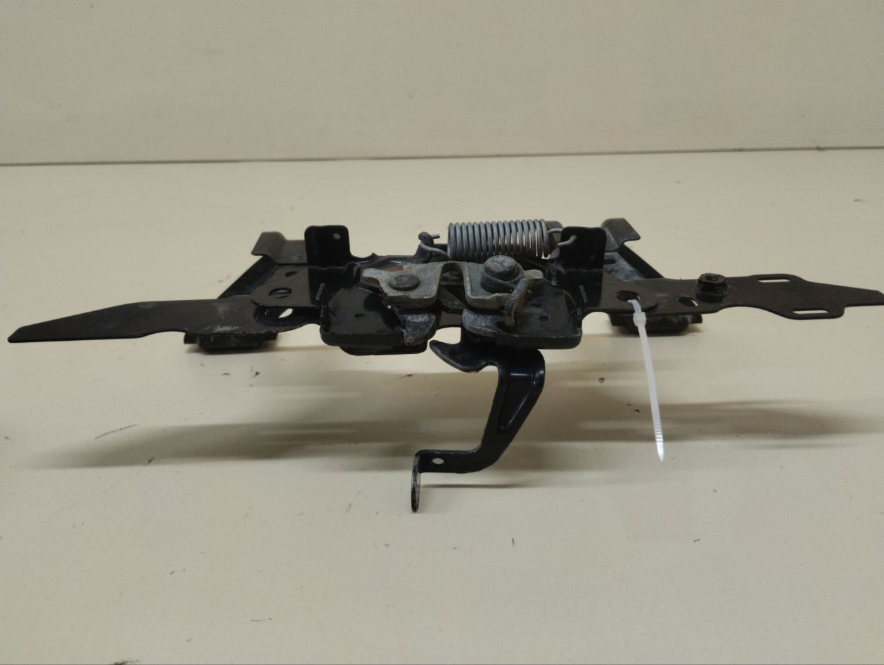 Замок капота Mazda Mazda 3 (BM) 2013-2016 Замок капота Mazda Mazda 3 (BM) 2013-2016