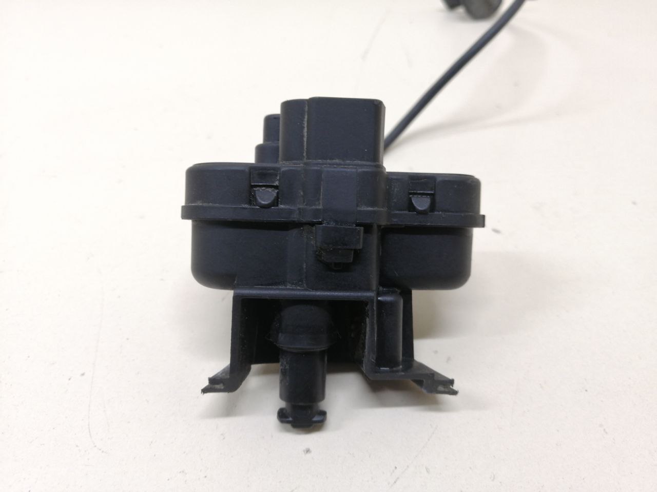 Активатор замка крышки бензобака Volkswagen Tiguan (5N1) 2007-2011 Активатор замка крышки бензобака Volkswagen Tiguan (5N1) 2007-2011