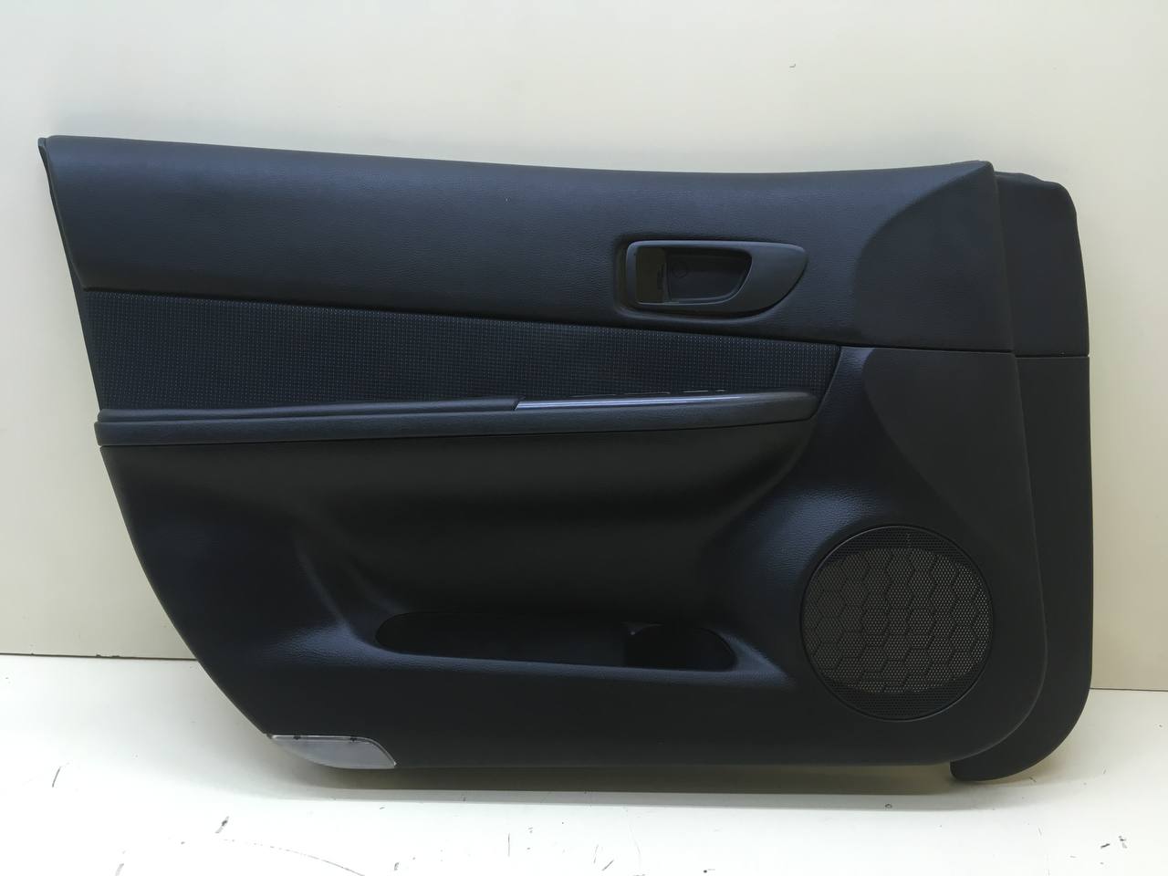 Обшивка двери передней левой Mazda Mazda 6 (GG) 2002-2007 Обшивка двери передней левой Mazda Mazda 6 (GG) 2002-2007